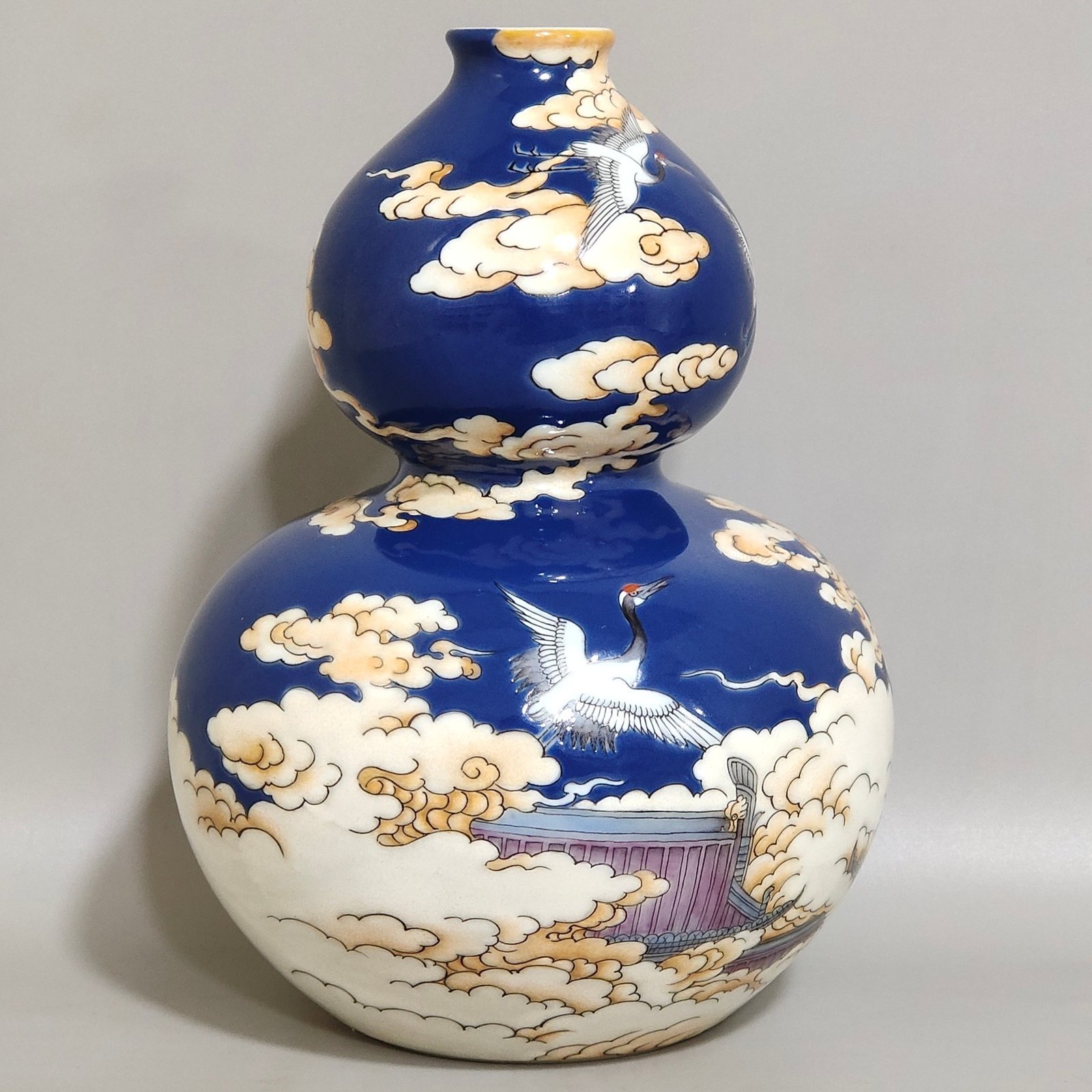 Qing Dynasty Yongzheng A blue glazed Xianyunyehe gourd vase