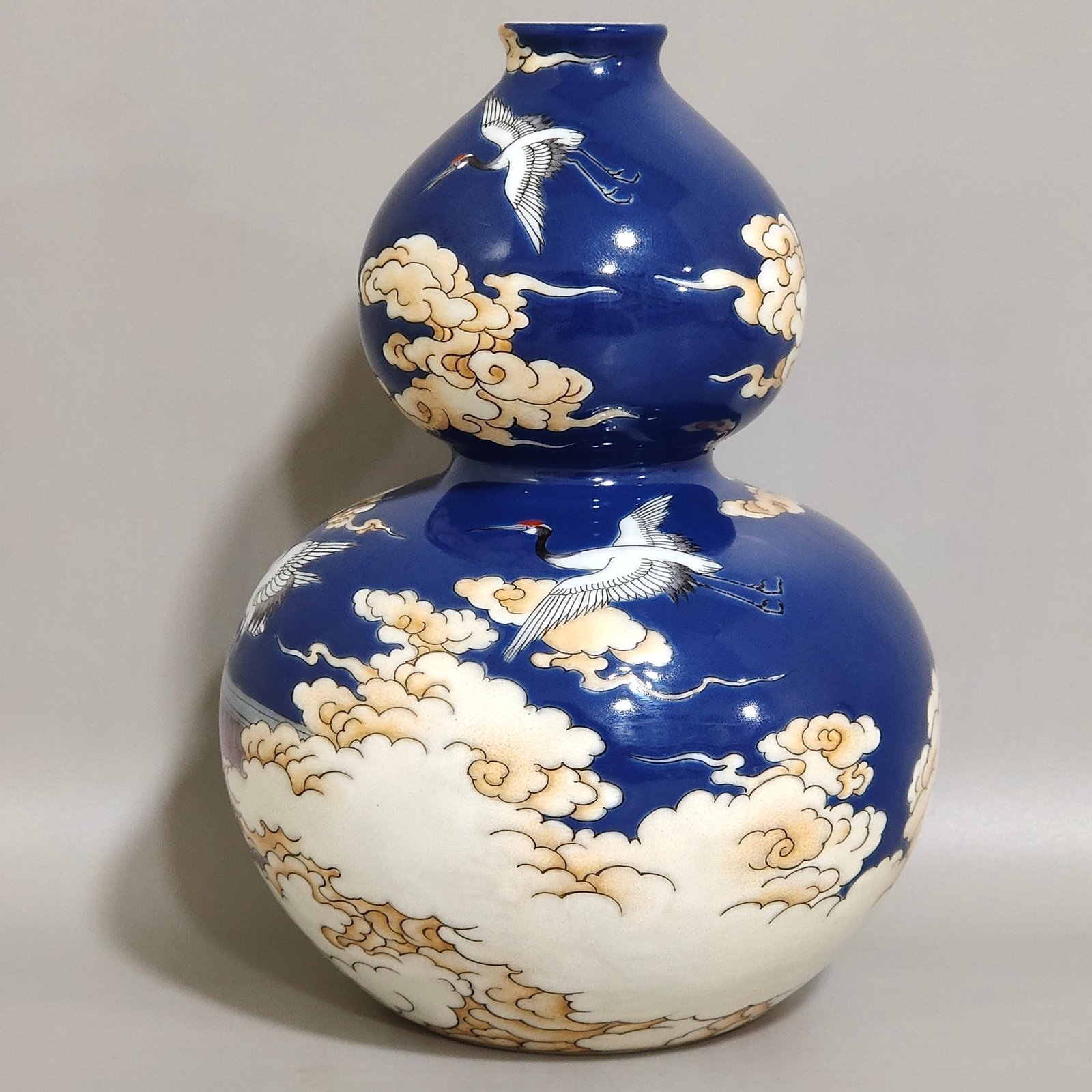 Qing Dynasty Yongzheng A blue glazed Xianyunyehe gourd vase