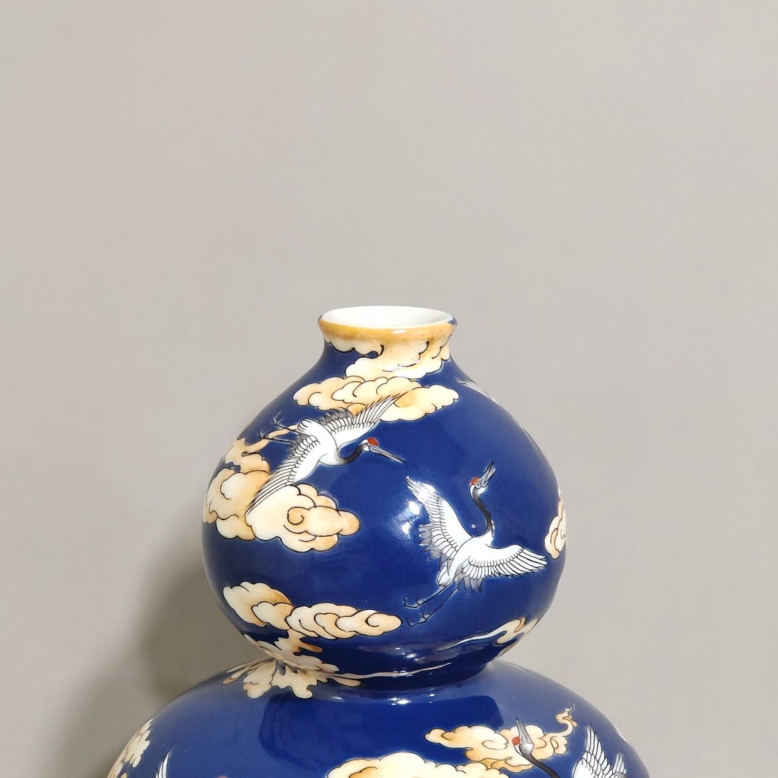Qing Dynasty Yongzheng A blue glazed Xianyunyehe gourd vase