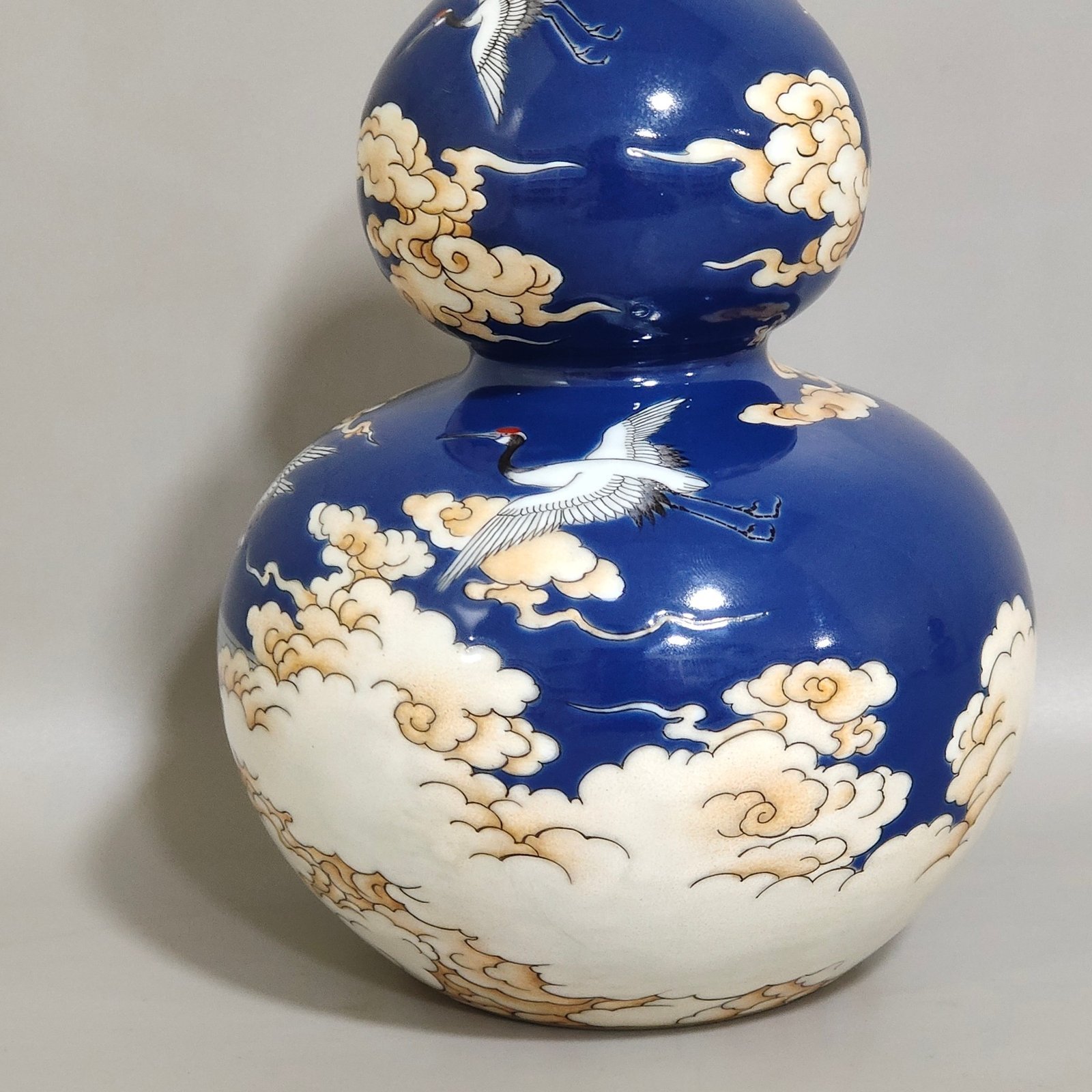 Qing Dynasty Yongzheng A blue glazed Xianyunyehe gourd vase