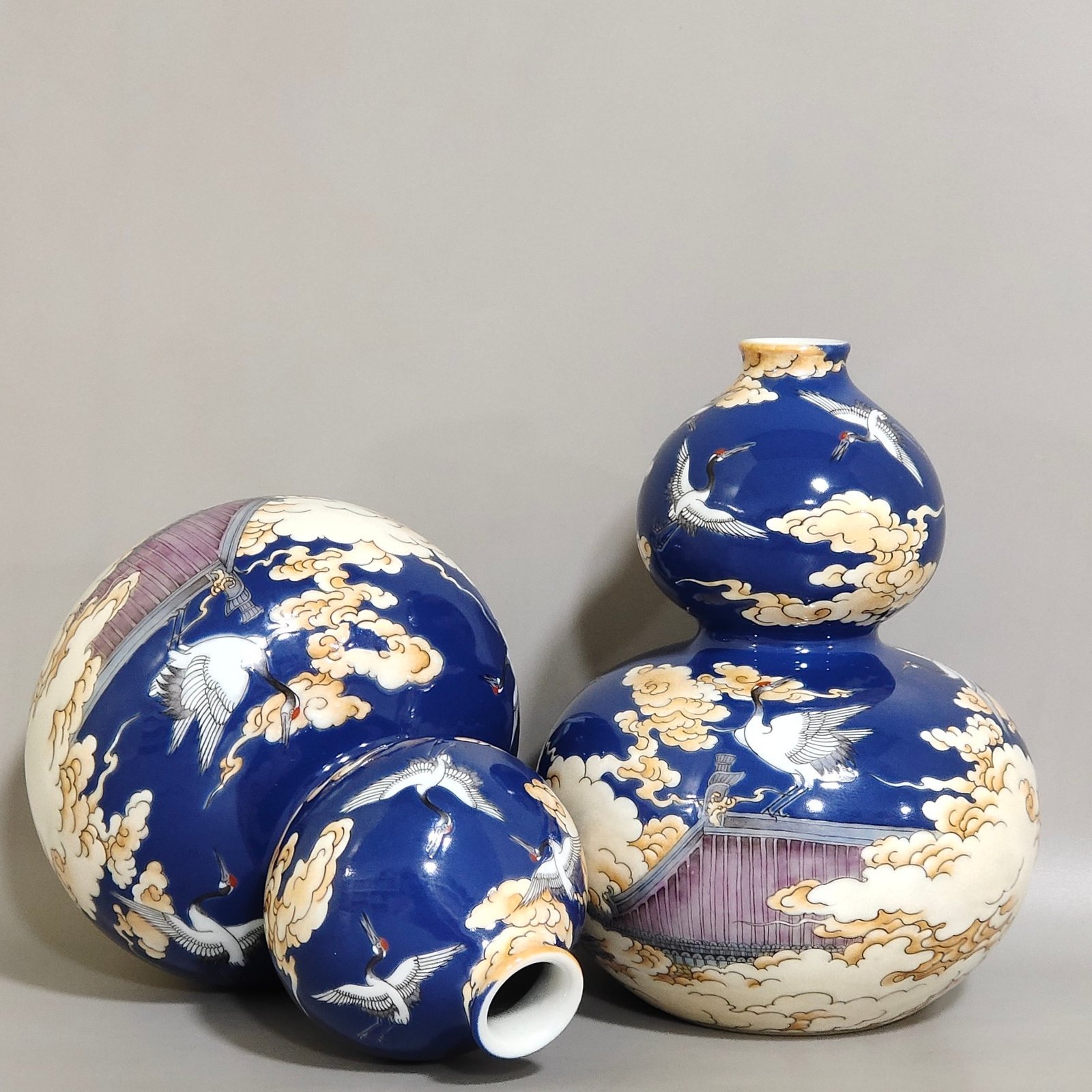 Qing Dynasty Yongzheng A blue glazed Xianyunyehe gourd vase