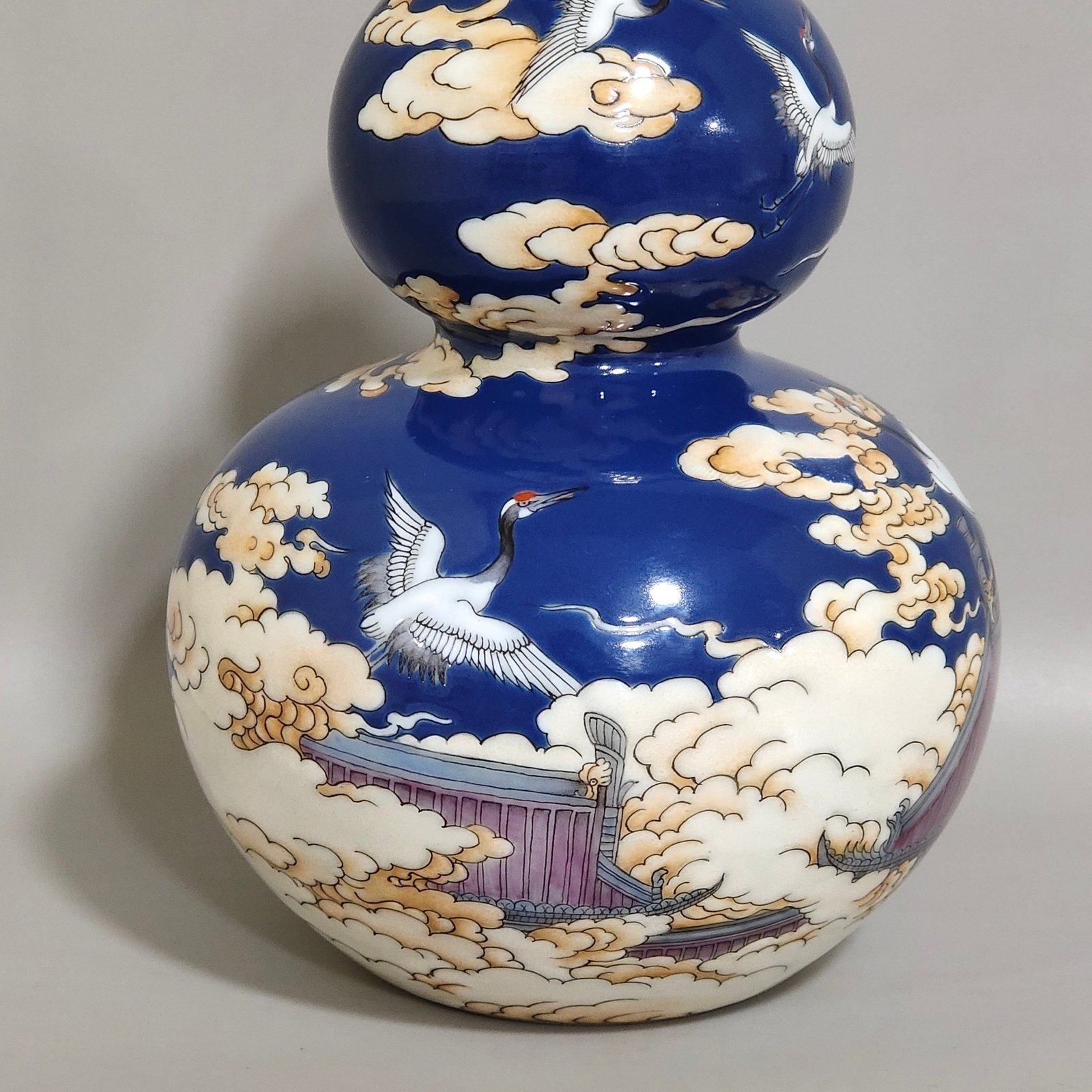 Qing Dynasty Yongzheng A blue glazed Xianyunyehe gourd vase