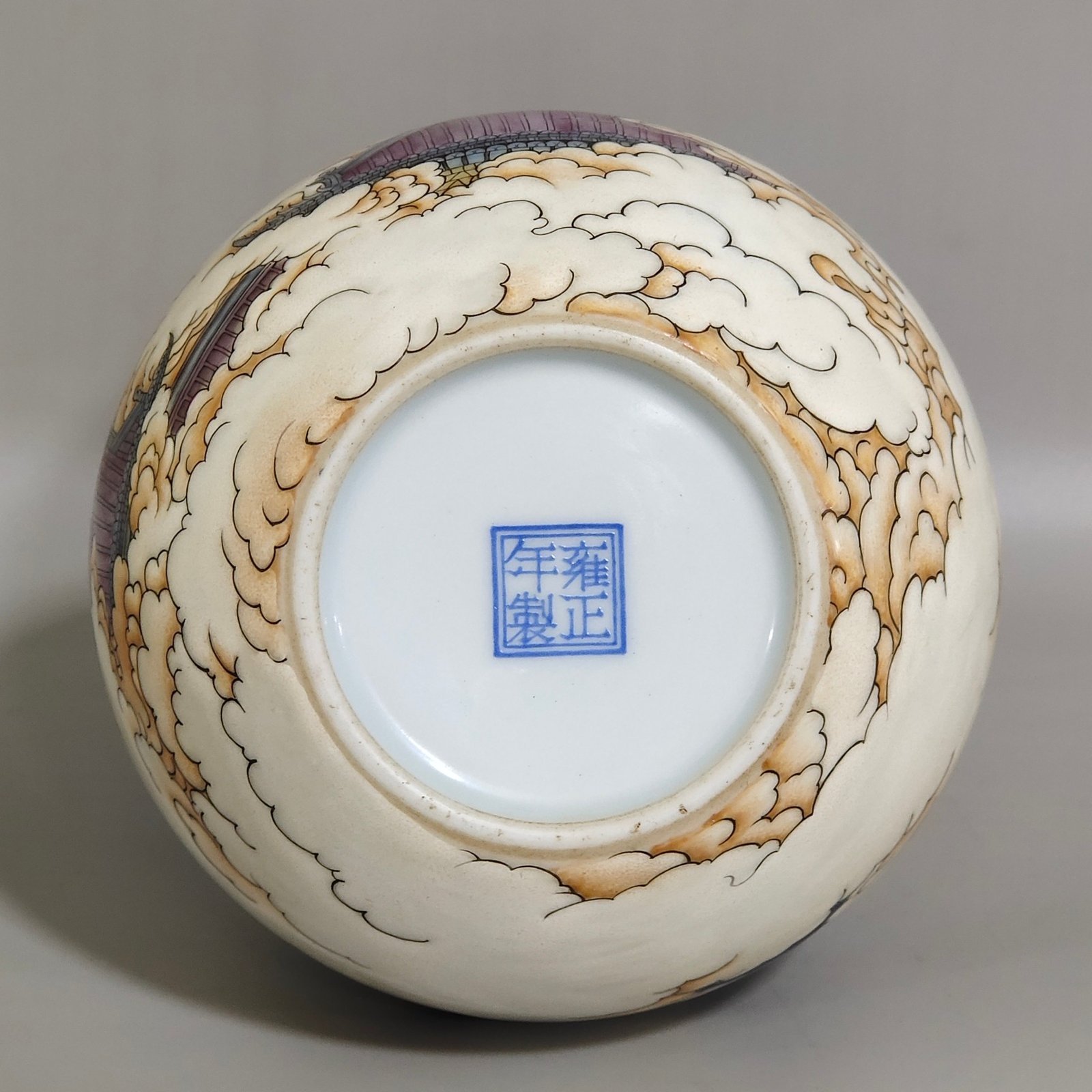 Qing Dynasty Yongzheng A blue glazed Xianyunyehe gourd vase