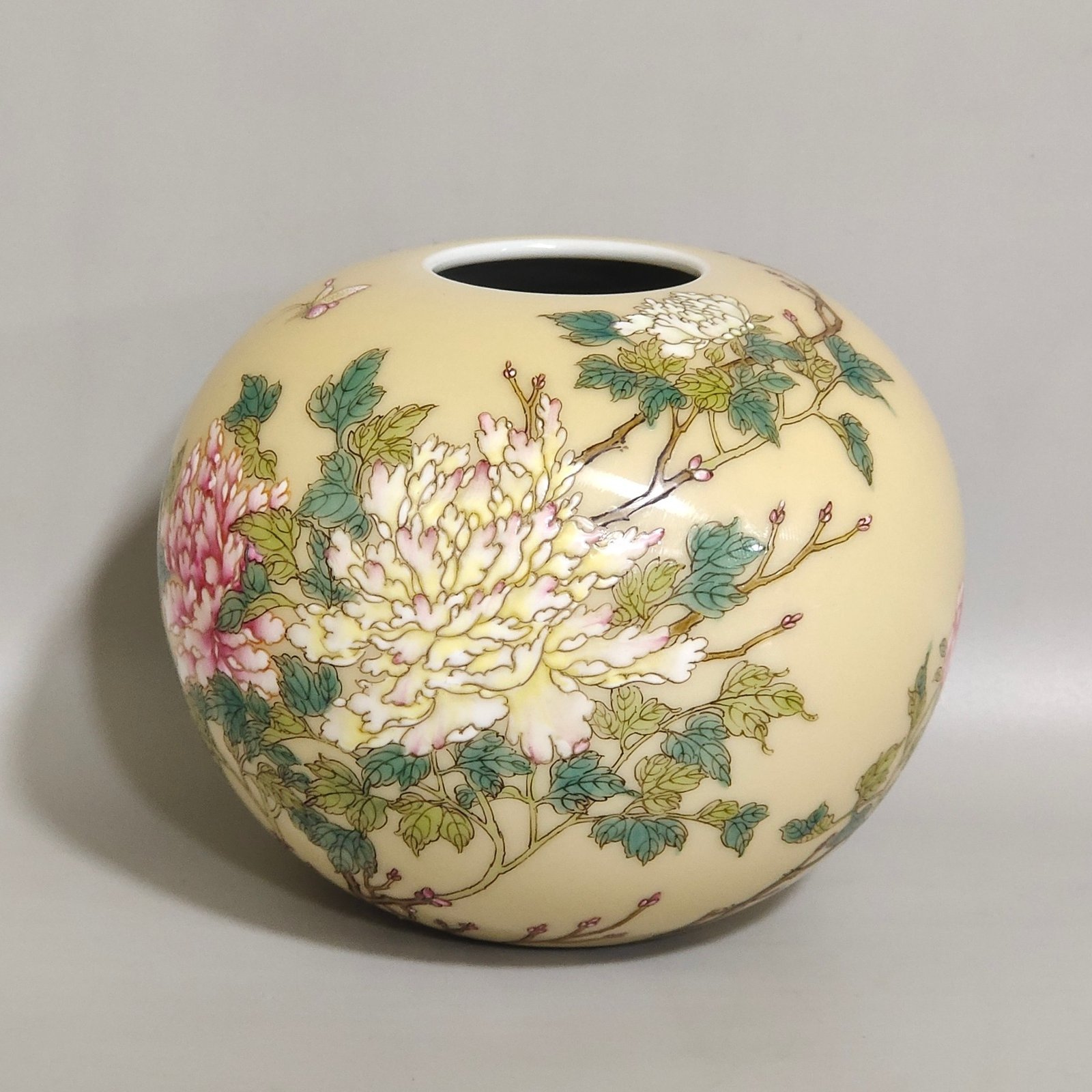 Qing Dynasty Yongzheng Beige glazed peony butterfly bowl