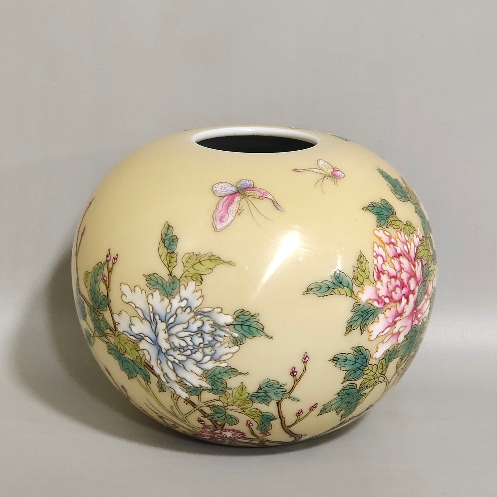 Qing Dynasty Yongzheng Beige glazed peony butterfly bowl