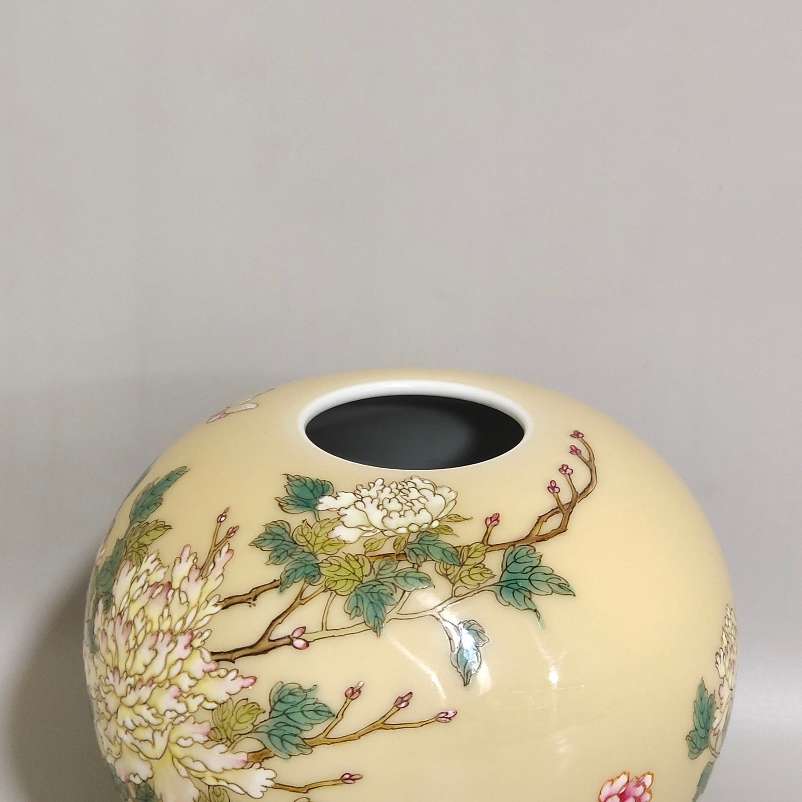 Qing Dynasty Yongzheng Beige glazed peony butterfly bowl