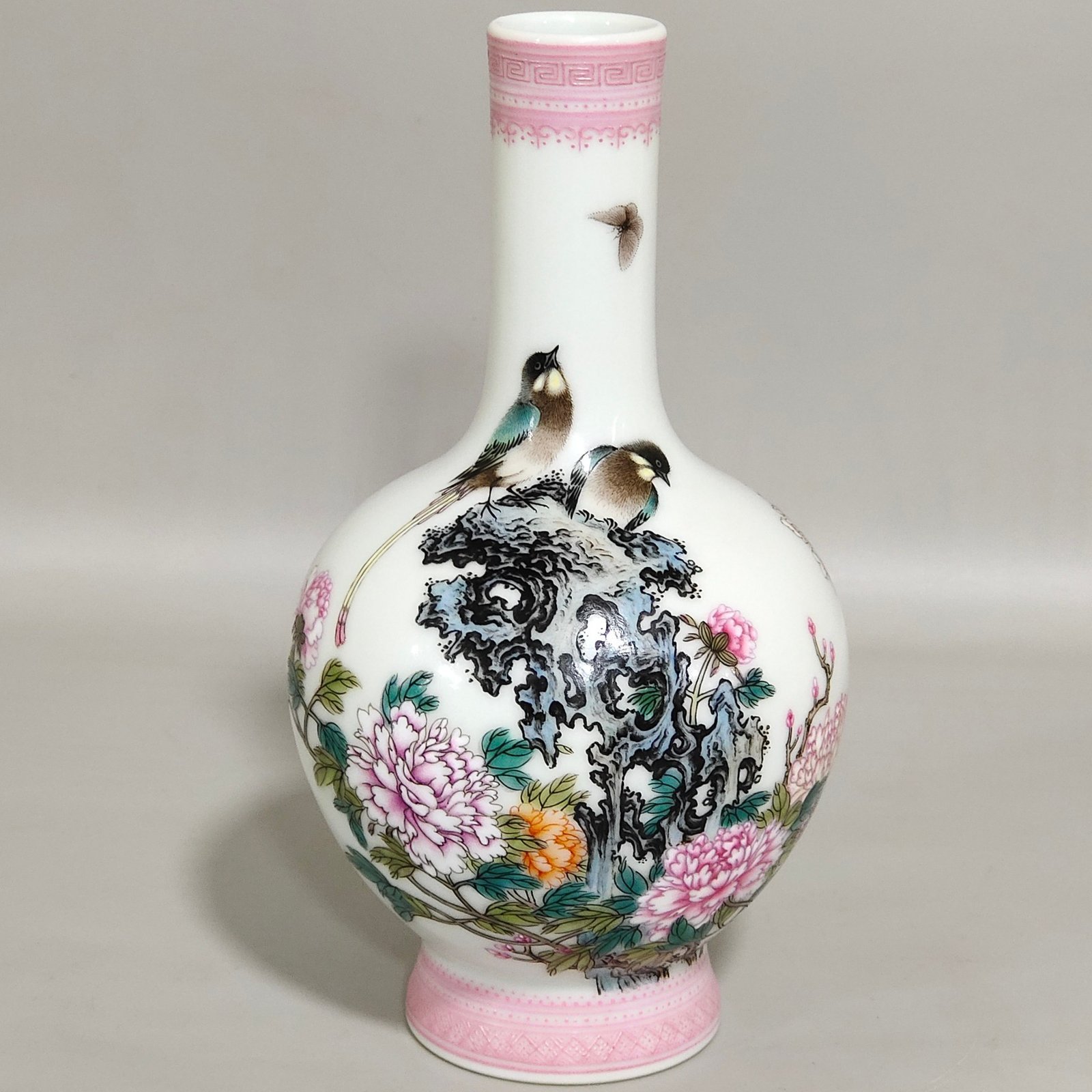Qing Dynasty Yongzheng year olive vase with poems about flowers and birds
