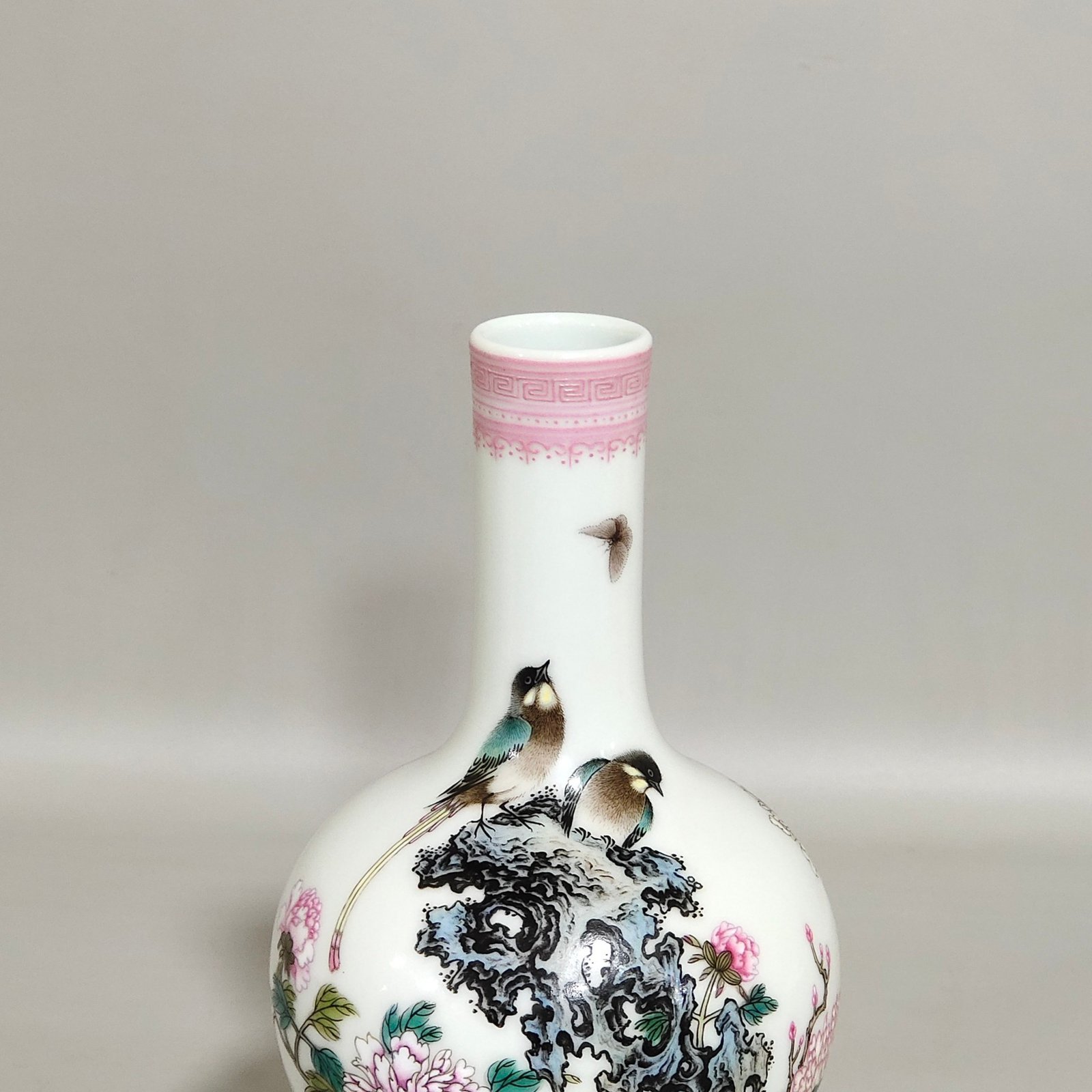Qing Dynasty Yongzheng year olive vase with poems about flowers and birds