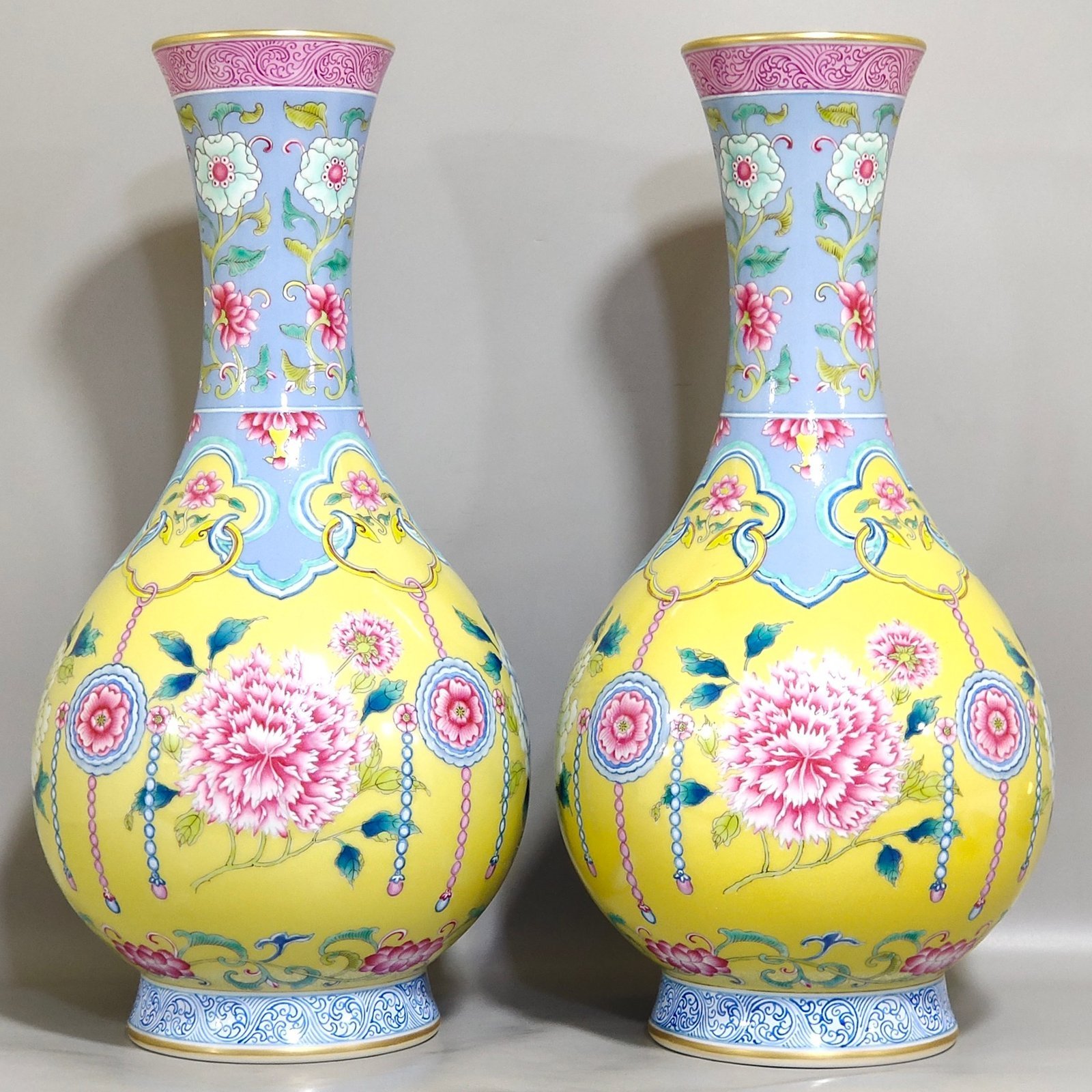 Qing Dynasty Yongzheng Lemon yellow glazed peony vase