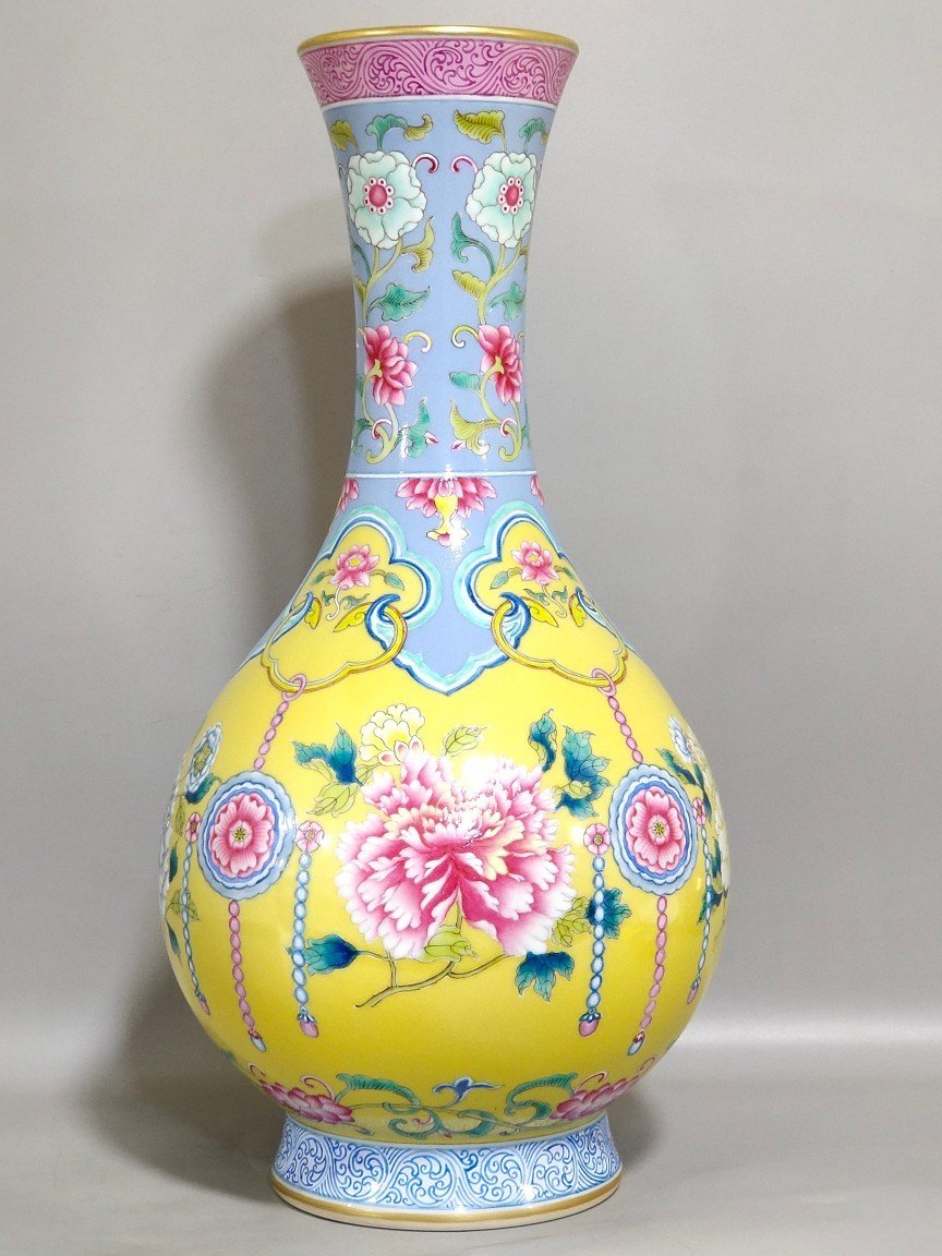 Qing Dynasty Yongzheng Lemon yellow glazed peony vase