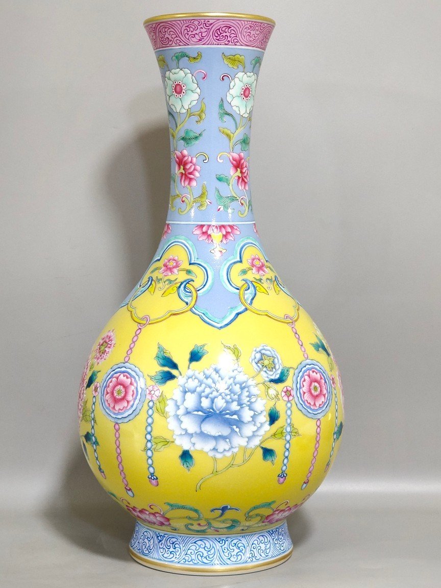 Qing Dynasty Yongzheng Lemon yellow glazed peony vase