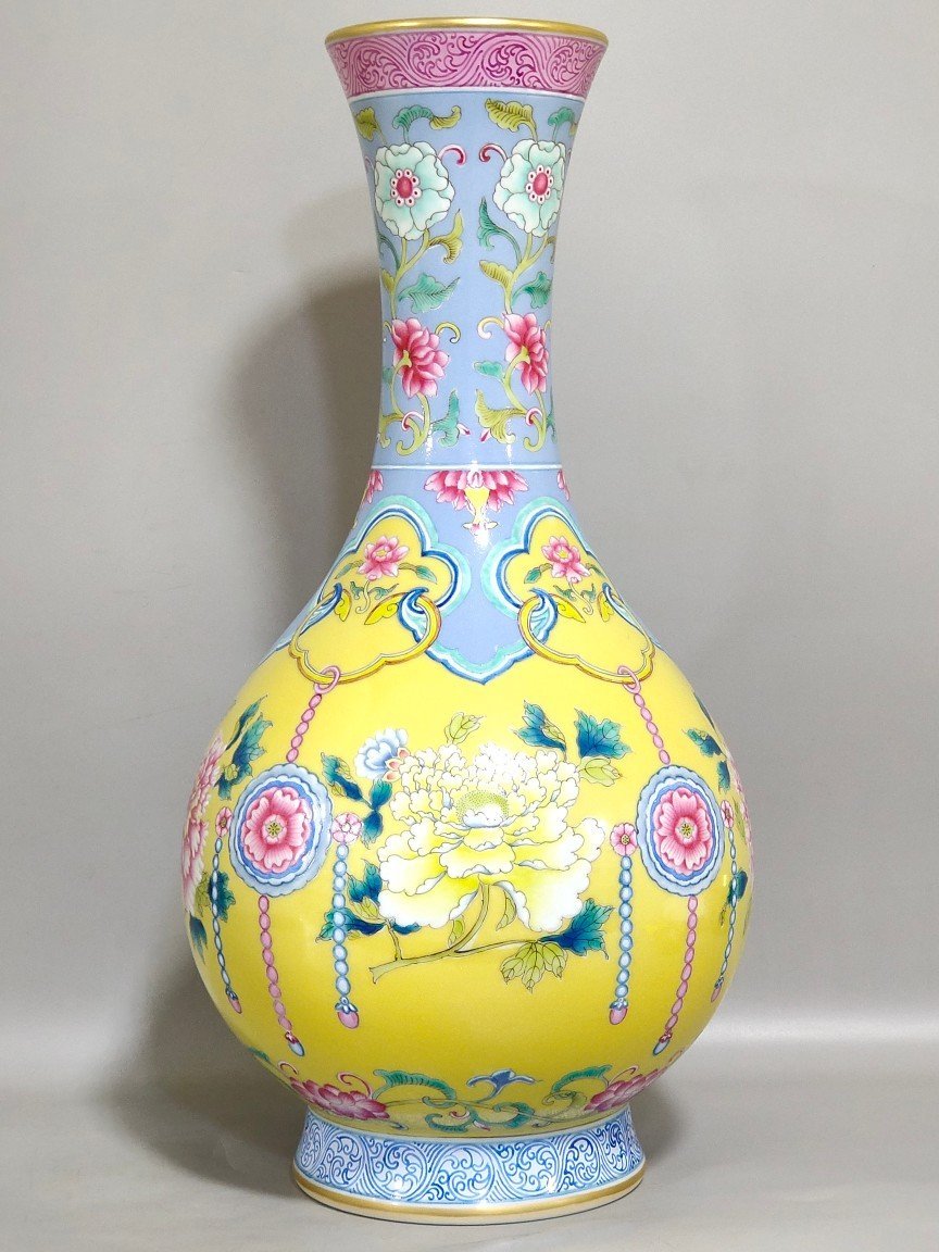 Qing Dynasty Yongzheng Lemon yellow glazed peony vase