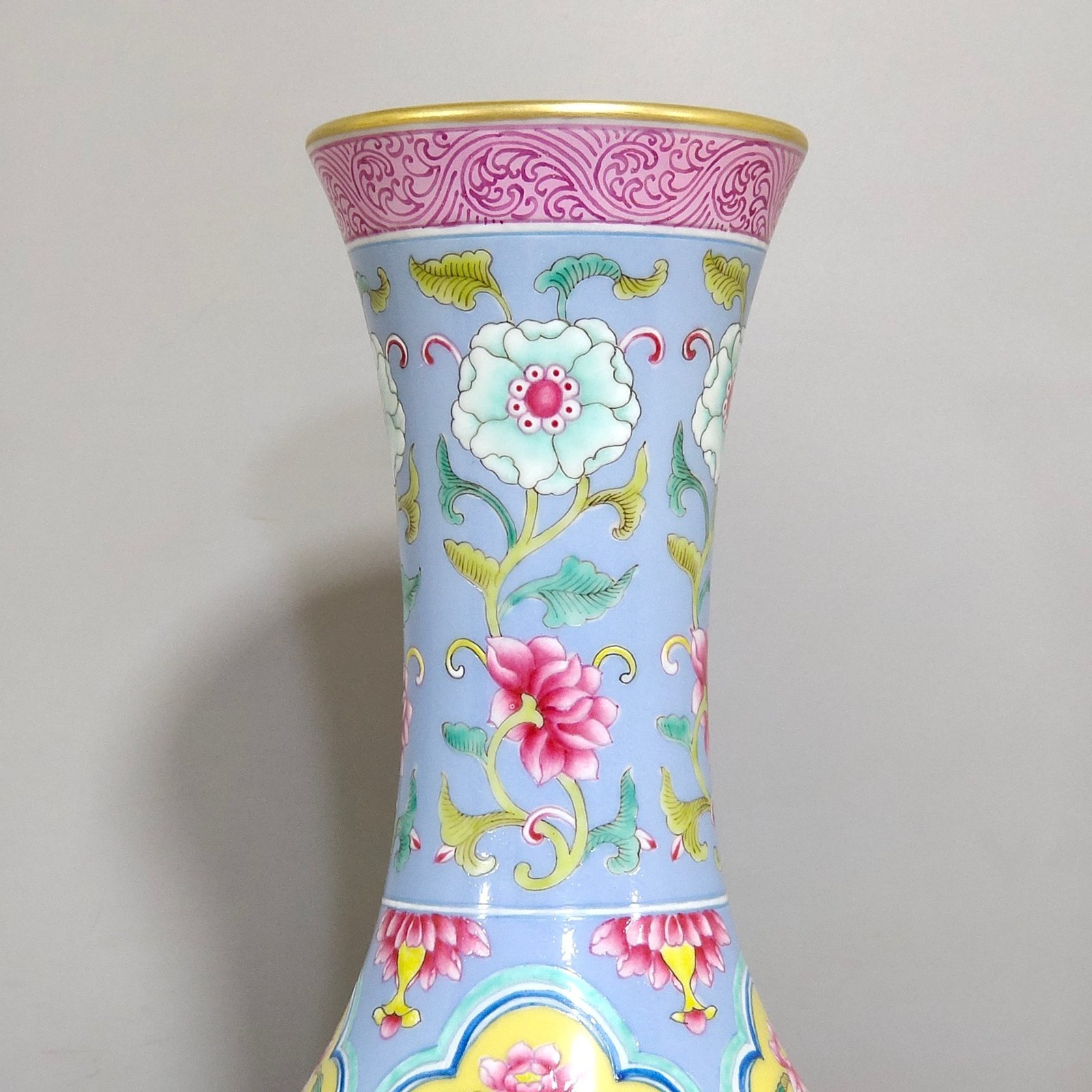 Qing Dynasty Yongzheng Lemon yellow glazed peony vase