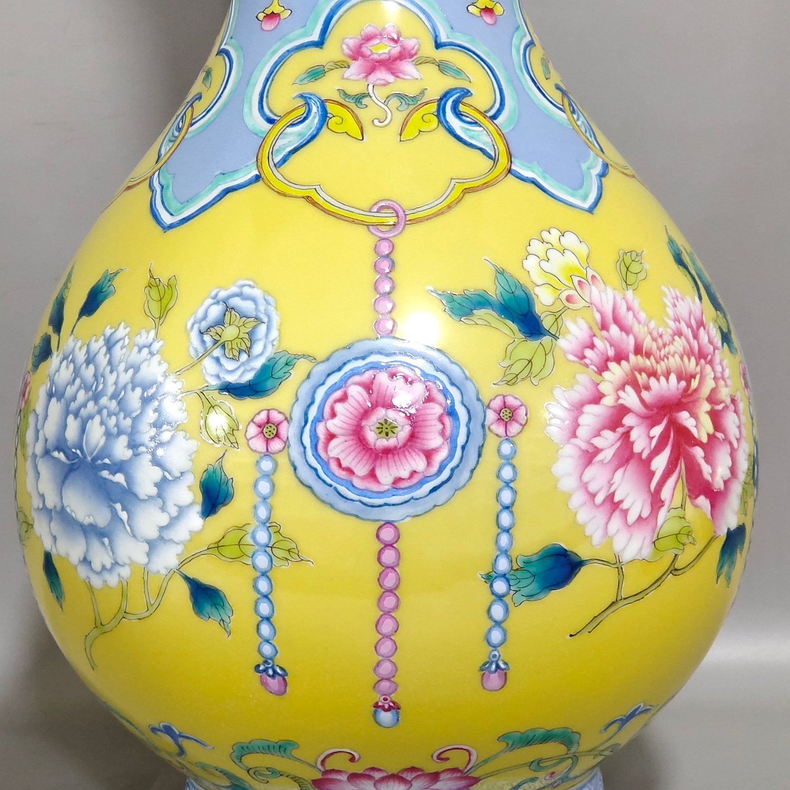 Qing Dynasty Yongzheng Lemon yellow glazed peony vase