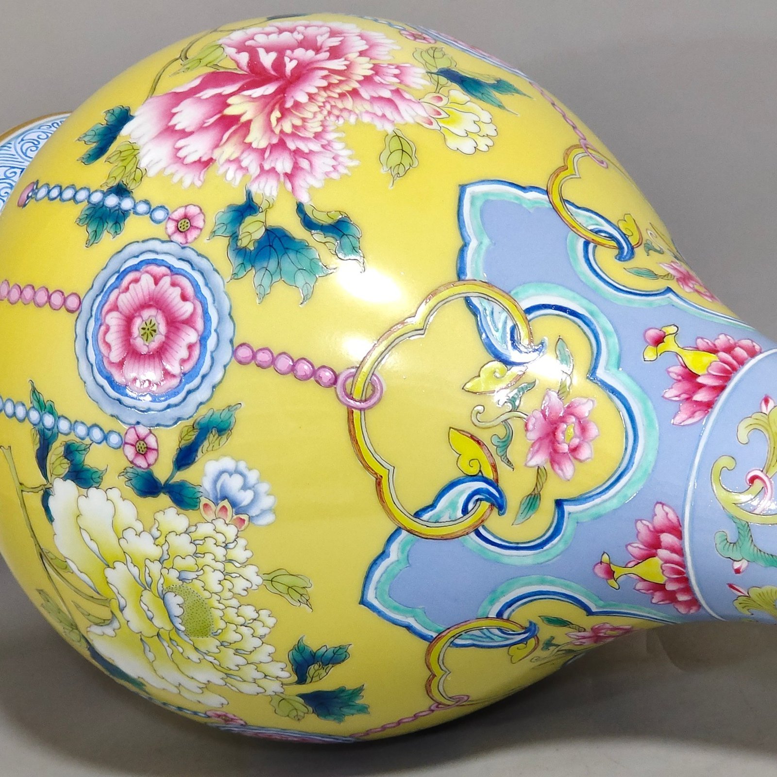 Qing Dynasty Yongzheng Lemon yellow glazed peony vase