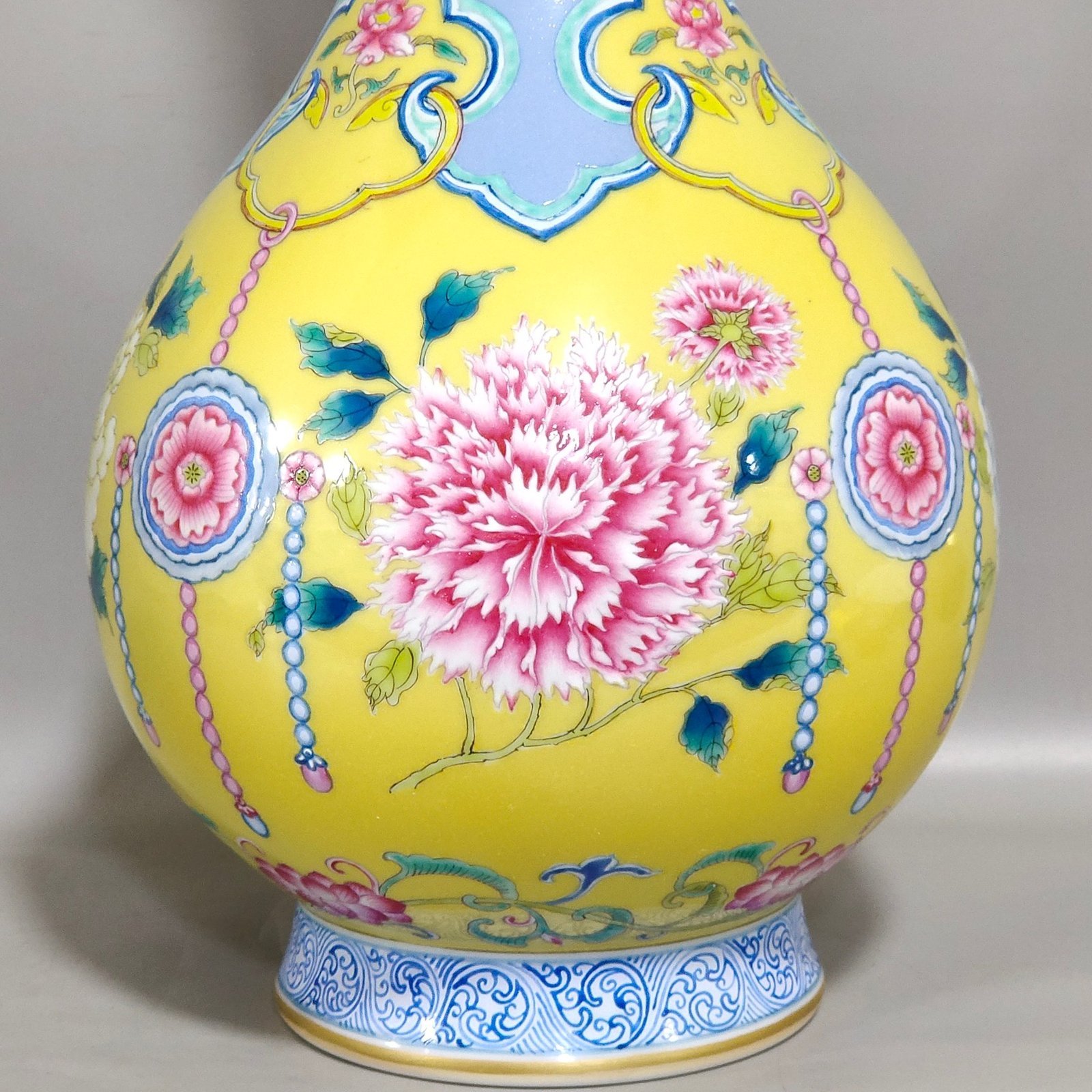 Qing Dynasty Yongzheng Lemon yellow glazed peony vase