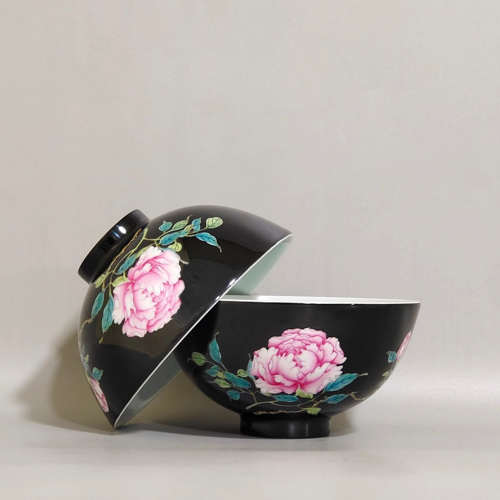 Qing Dynasty Yongzheng A black gold glazed flower cup