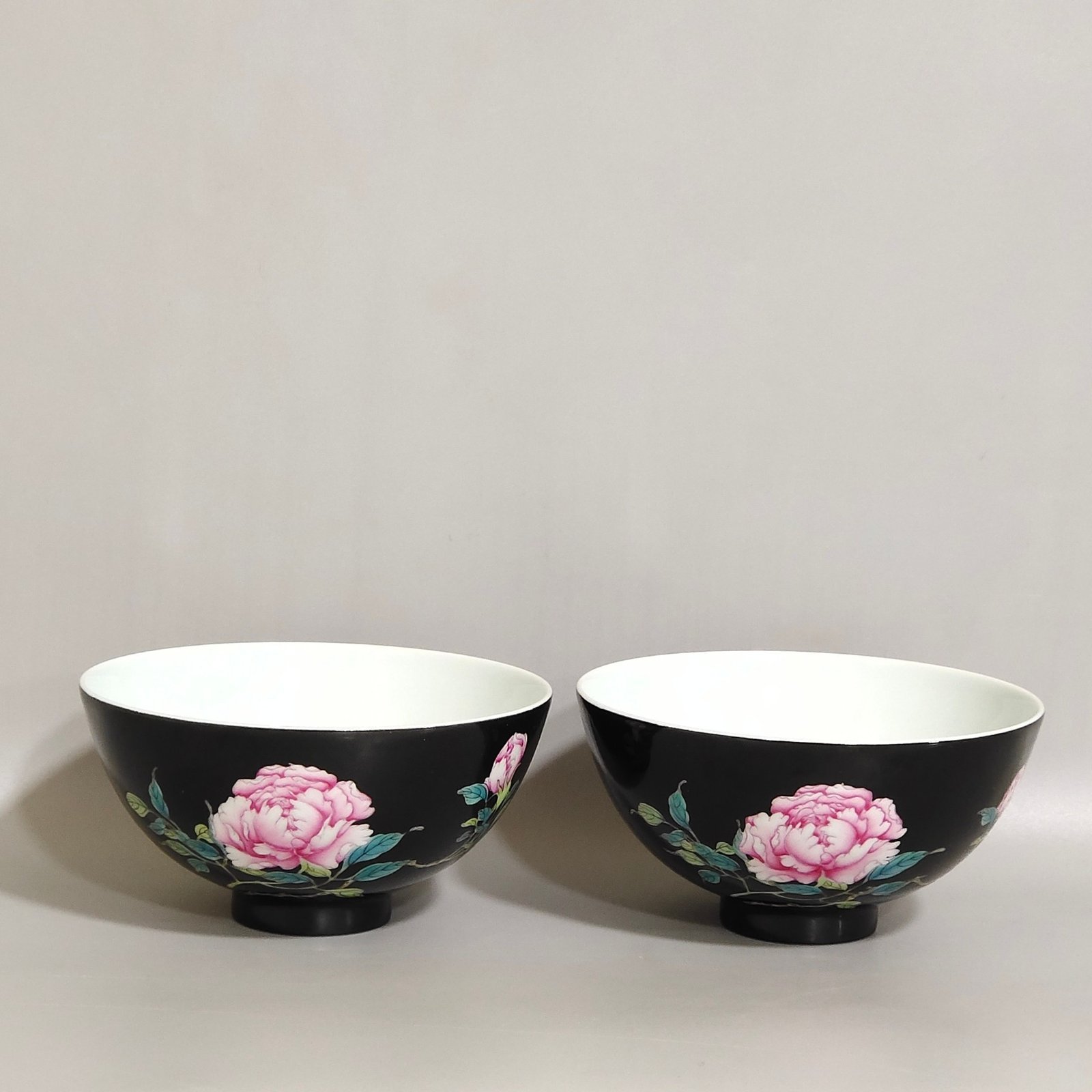 Qing Dynasty Yongzheng A black gold glazed flower cup