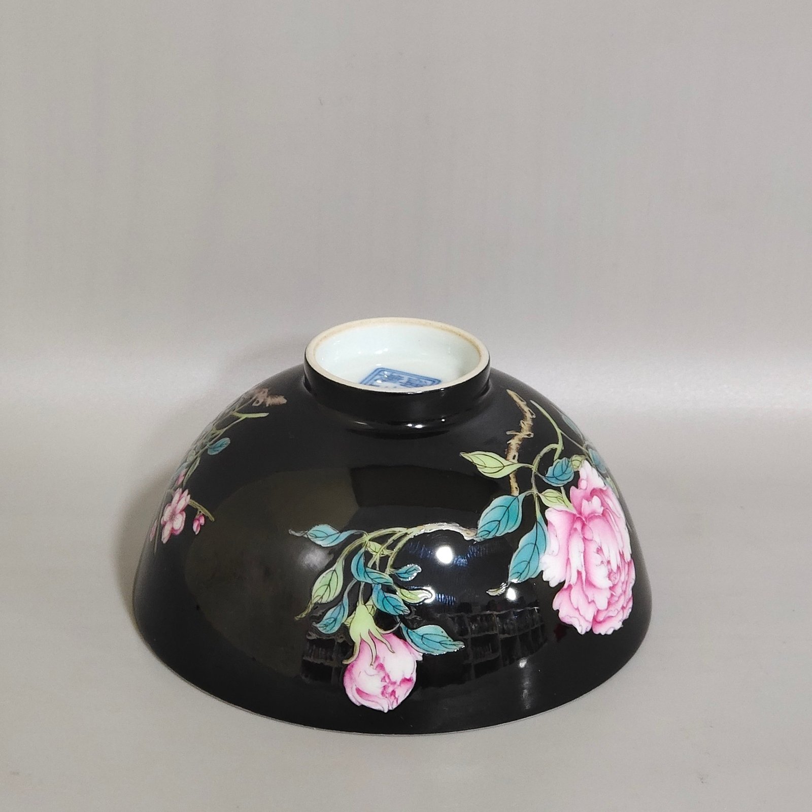 Qing Dynasty Yongzheng A black gold glazed flower cup