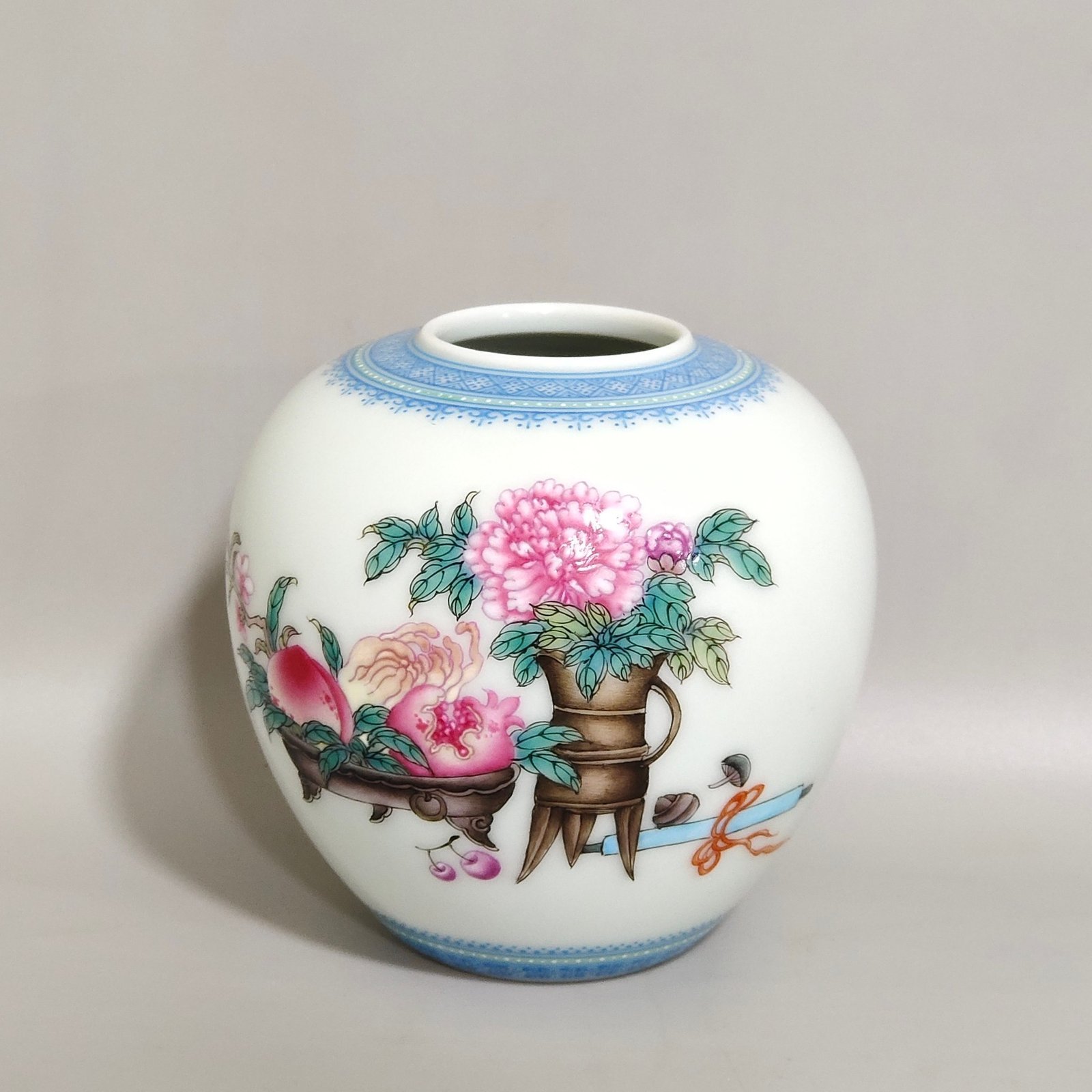 Qing Dynasty Yongzheng A water bowl with flower inscriptions and poems
