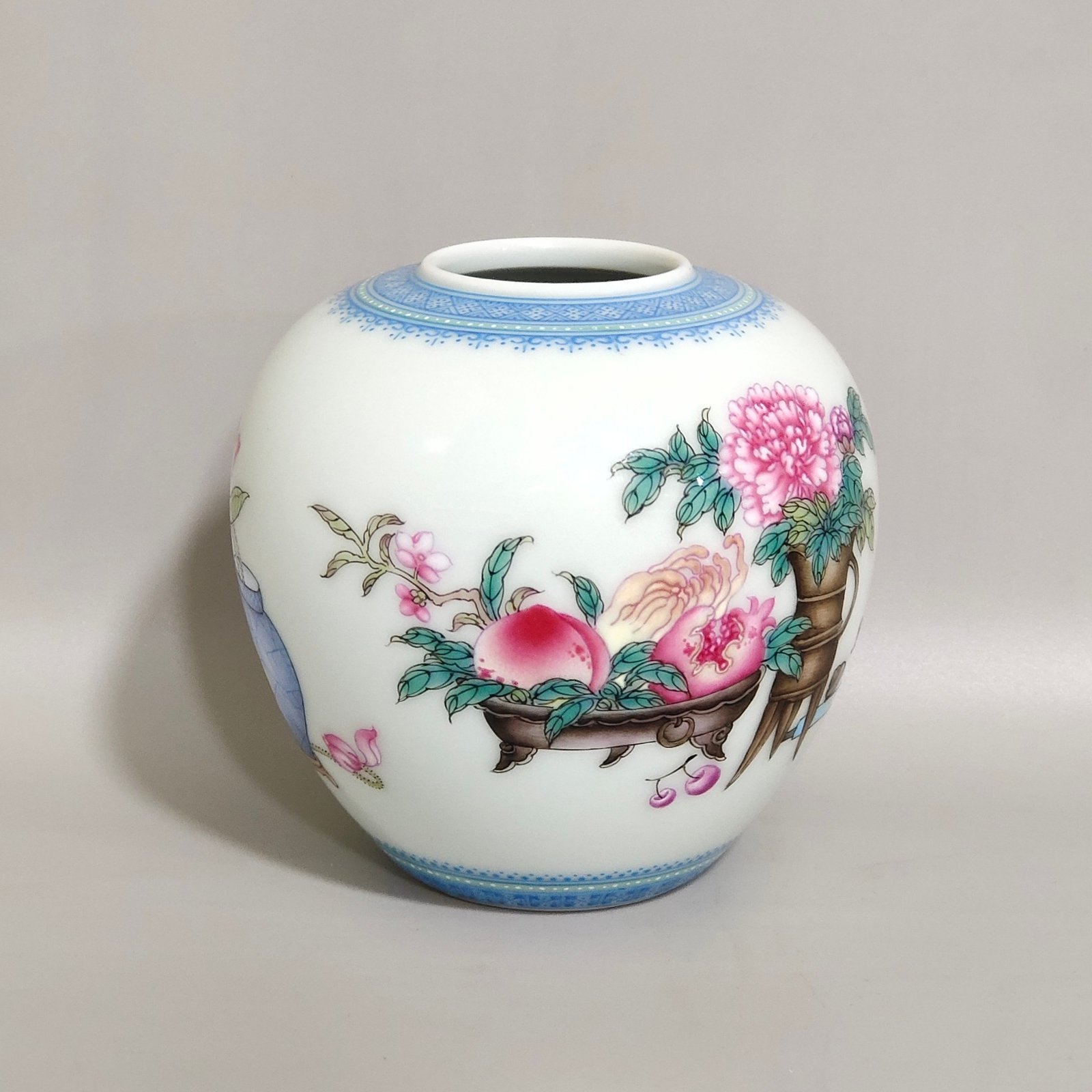 Qing Dynasty Yongzheng A water bowl with flower inscriptions and poems
