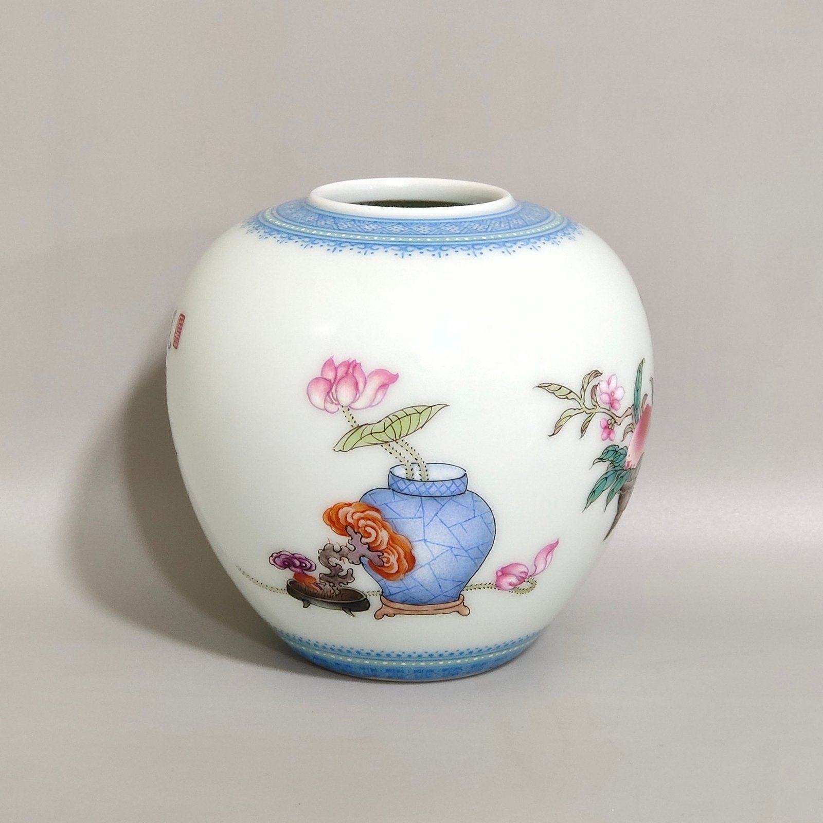 Qing Dynasty Yongzheng A water bowl with flower inscriptions and poems