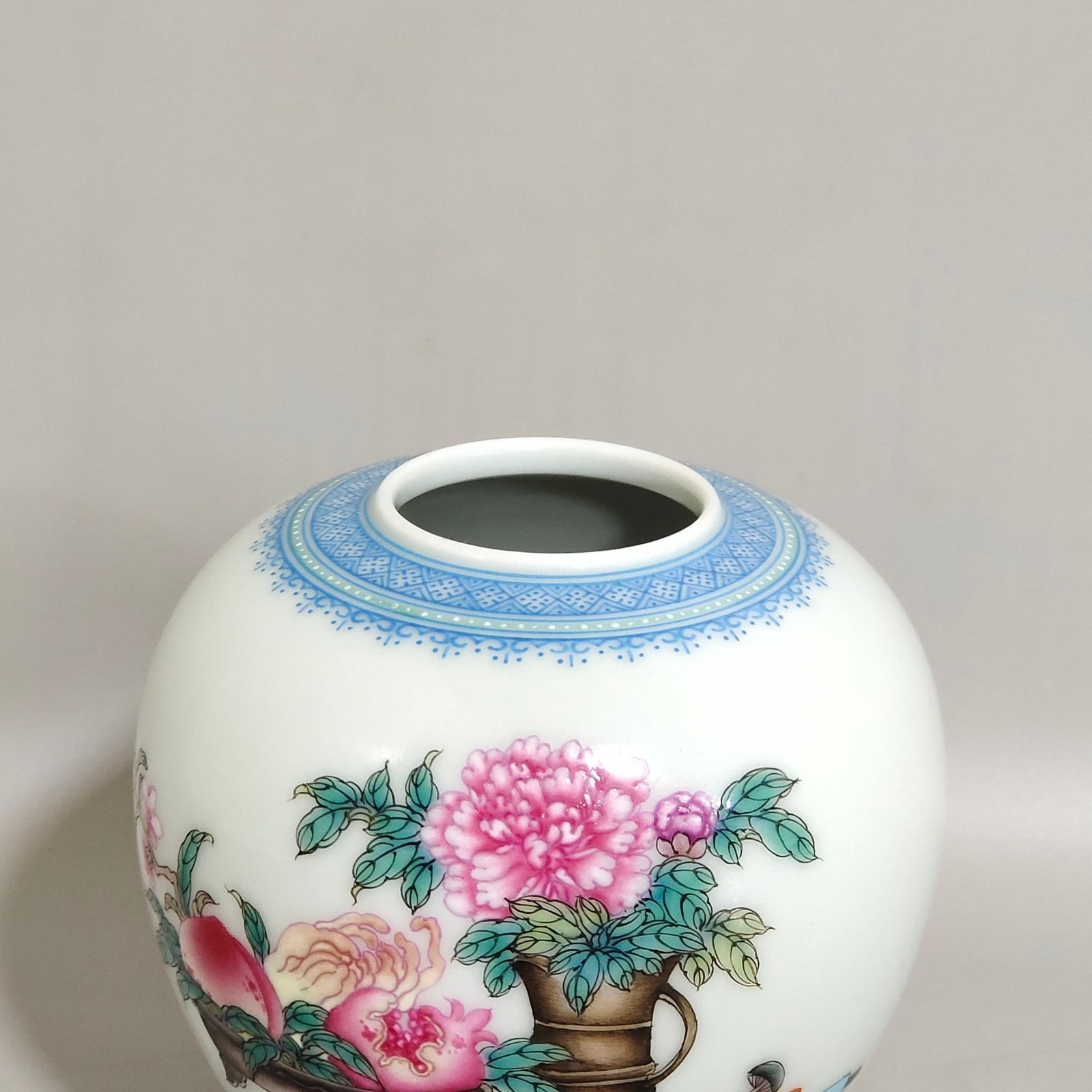 Qing Dynasty Yongzheng A water bowl with flower inscriptions and poems