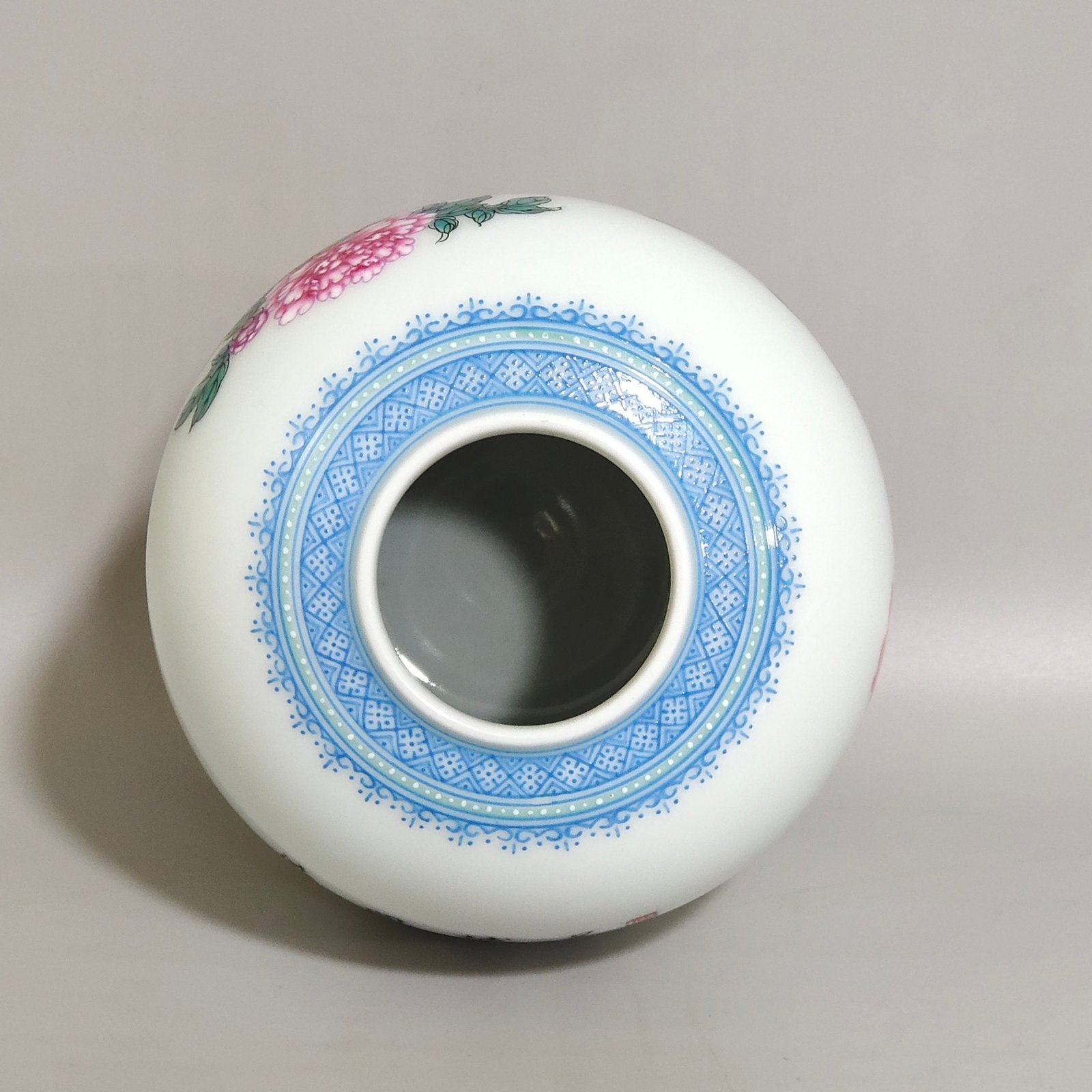 Qing Dynasty Yongzheng A water bowl with flower inscriptions and poems