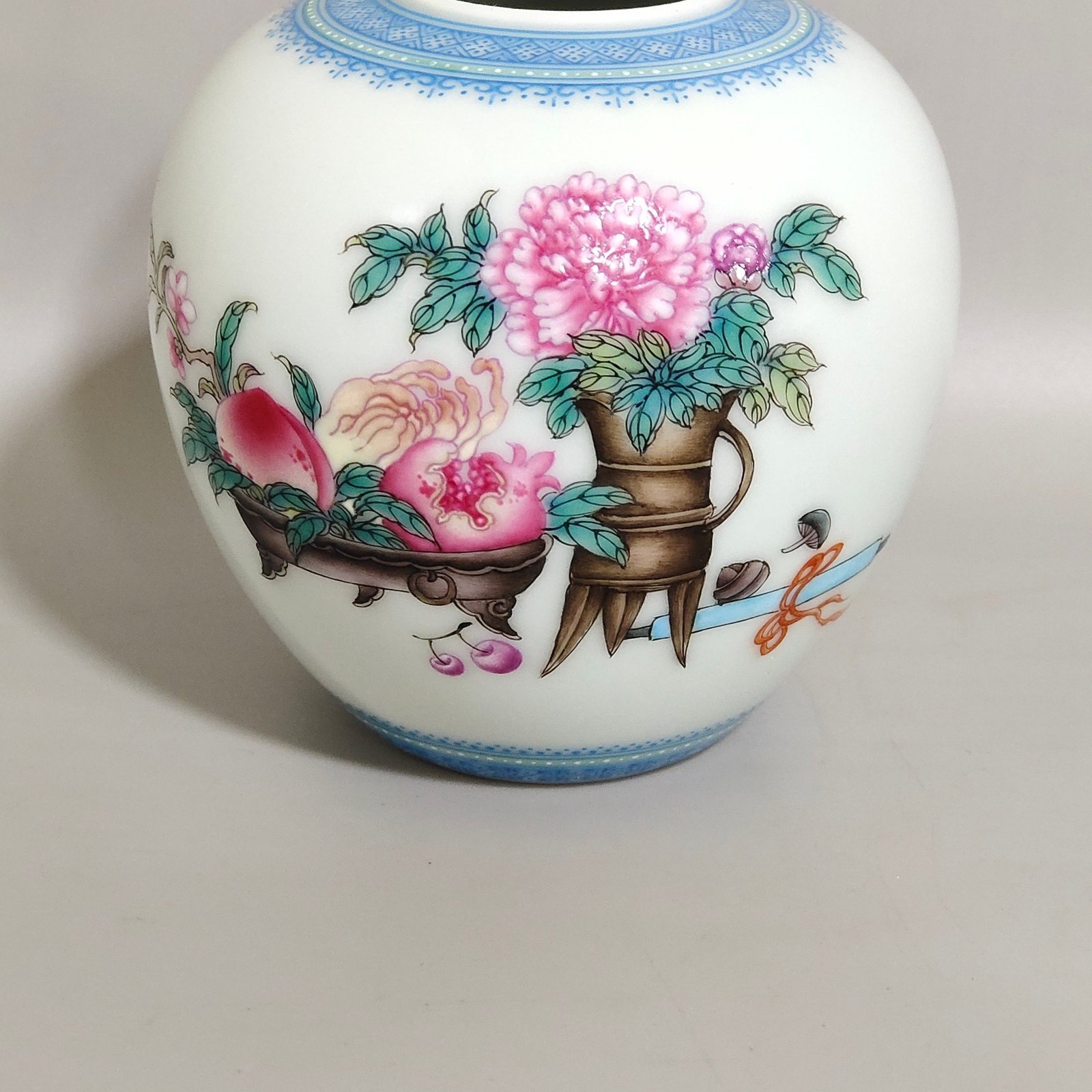 Qing Dynasty Yongzheng A water bowl with flower inscriptions and poems