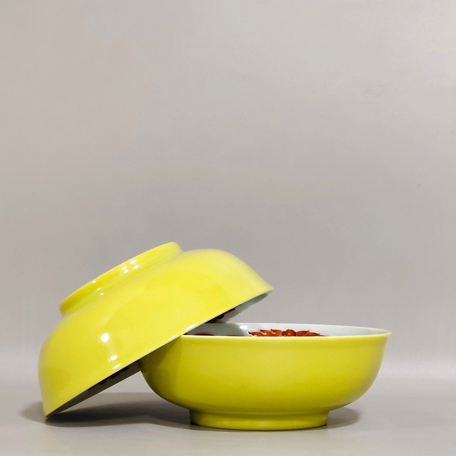 Qing Dynasty Yongzheng A lemon yellow glazed bowl with five blessings and a hundred flowers and blessings