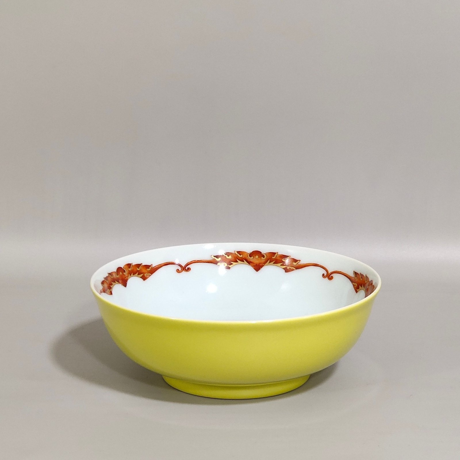 Qing Dynasty Yongzheng A lemon yellow glazed bowl with five blessings and a hundred flowers and blessings