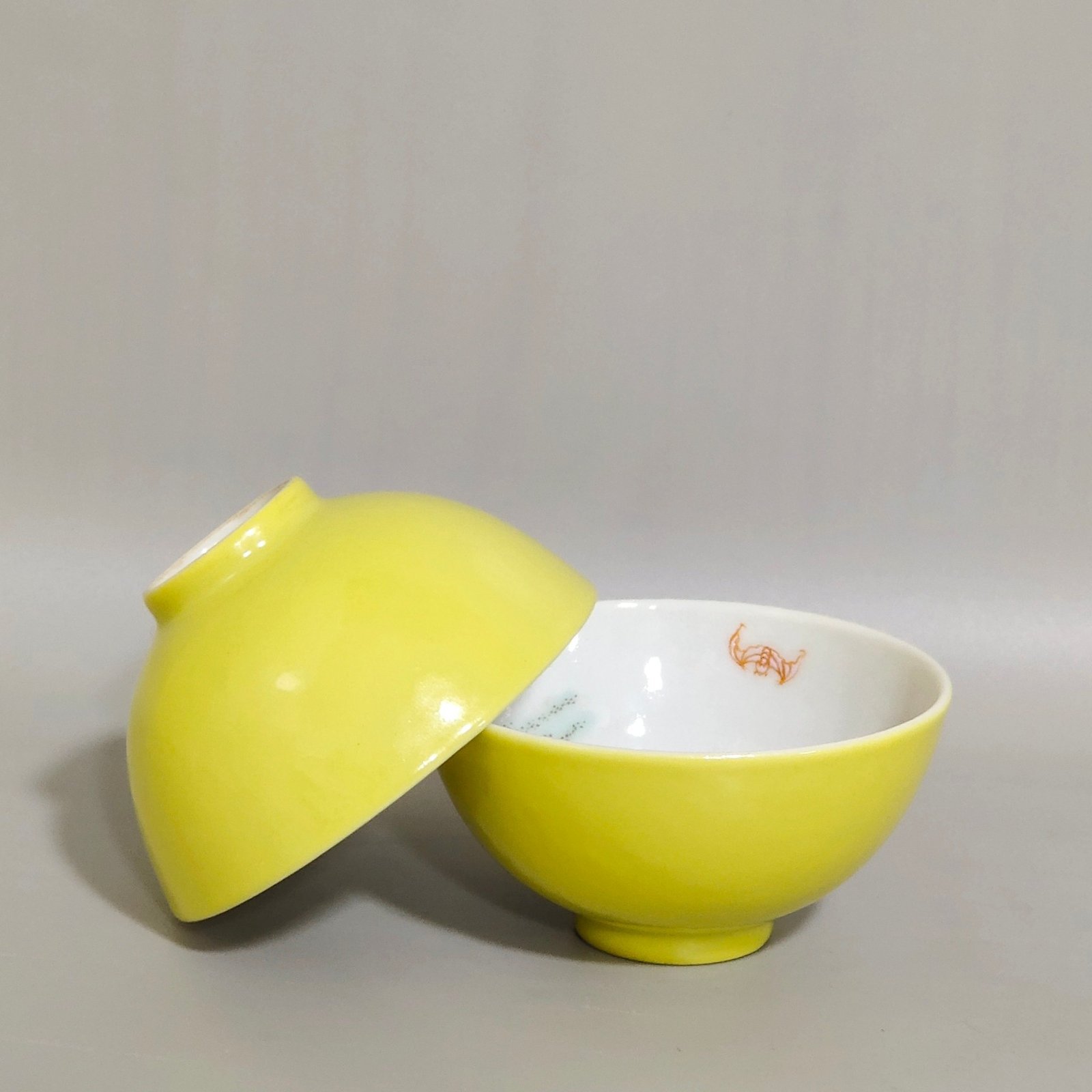 Qing Dynasty Yongzheng A lemon yellow glaze cup with characters and stories inside