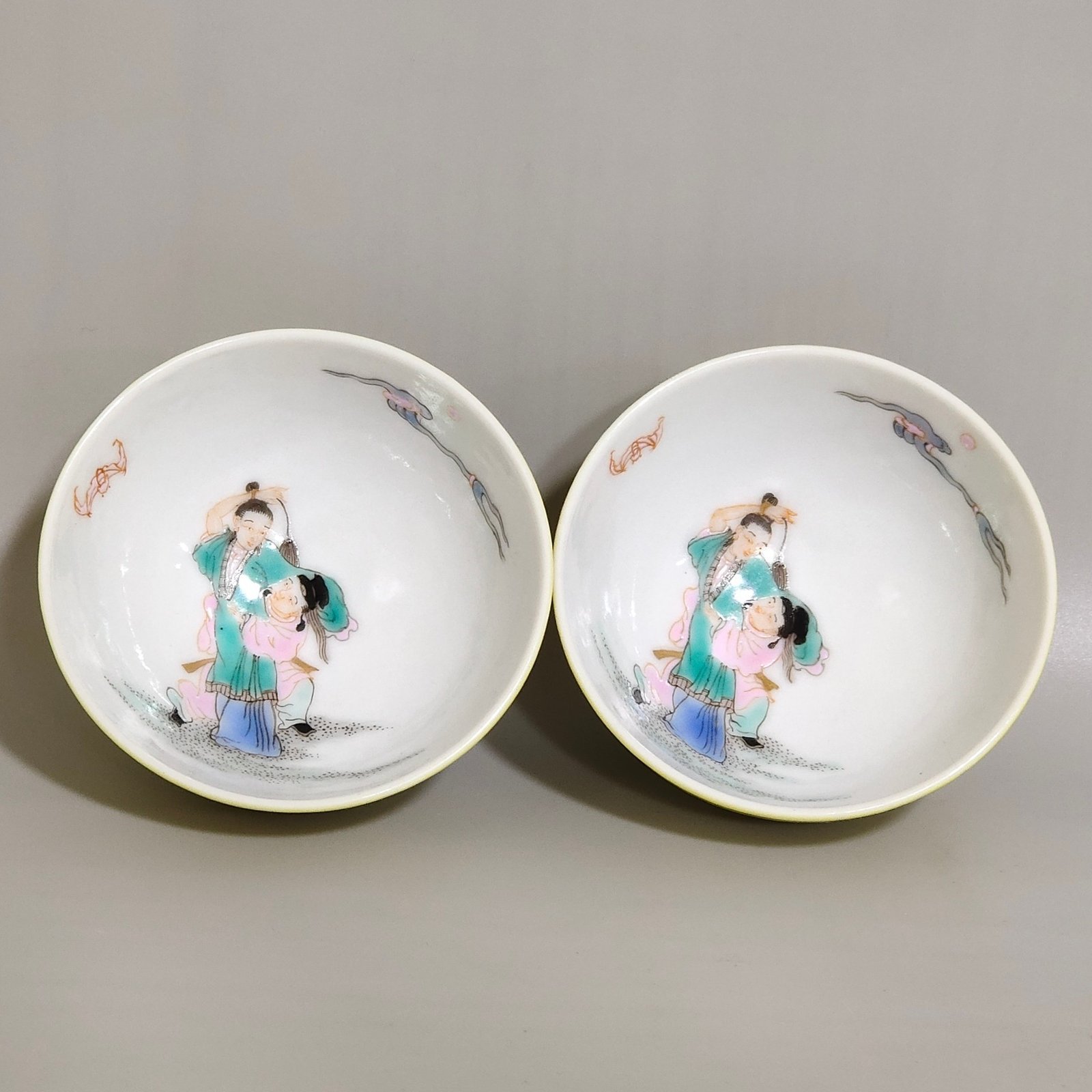 Qing Dynasty Yongzheng A lemon yellow glaze cup with characters and stories inside