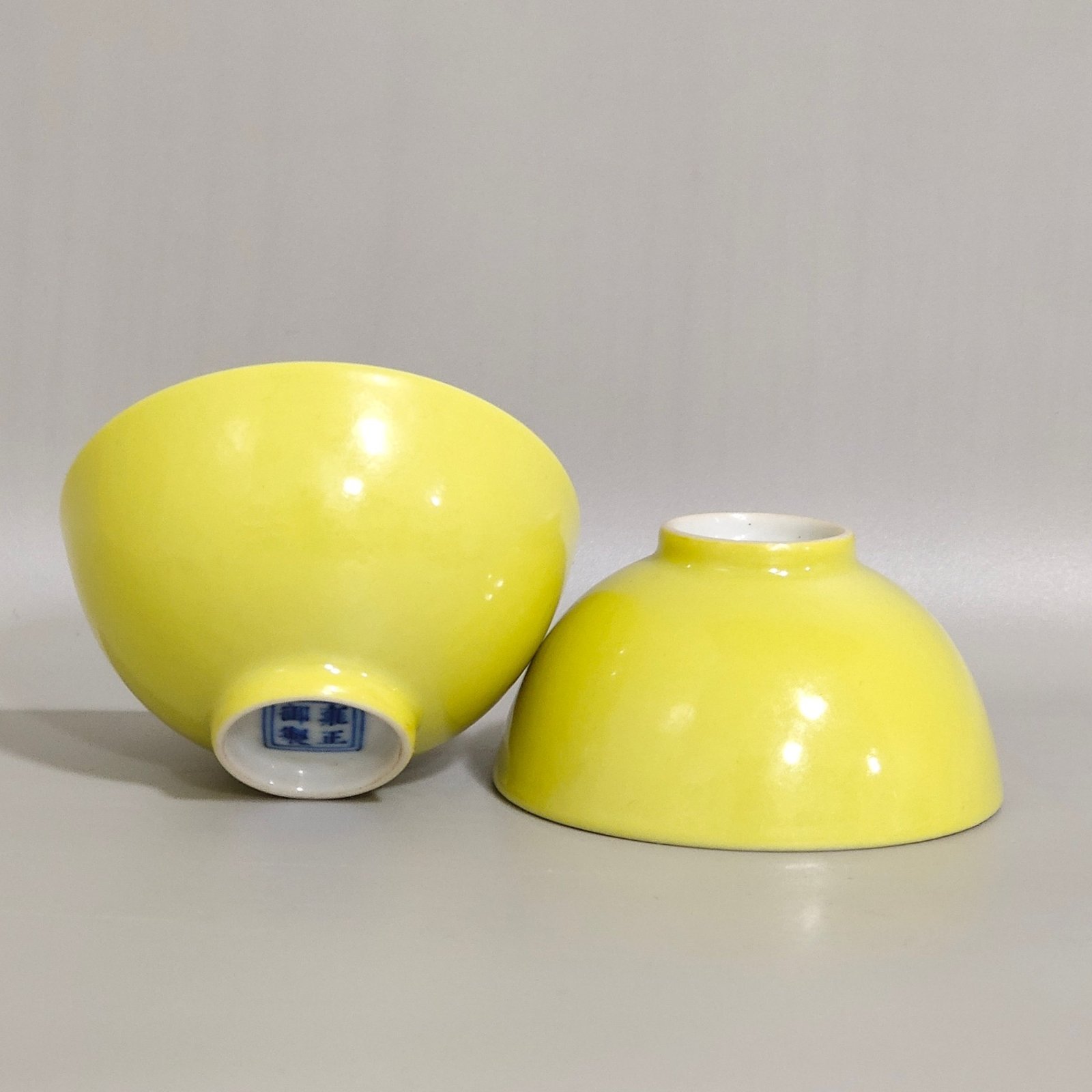 Qing Dynasty Yongzheng A lemon yellow glaze cup with characters and stories inside