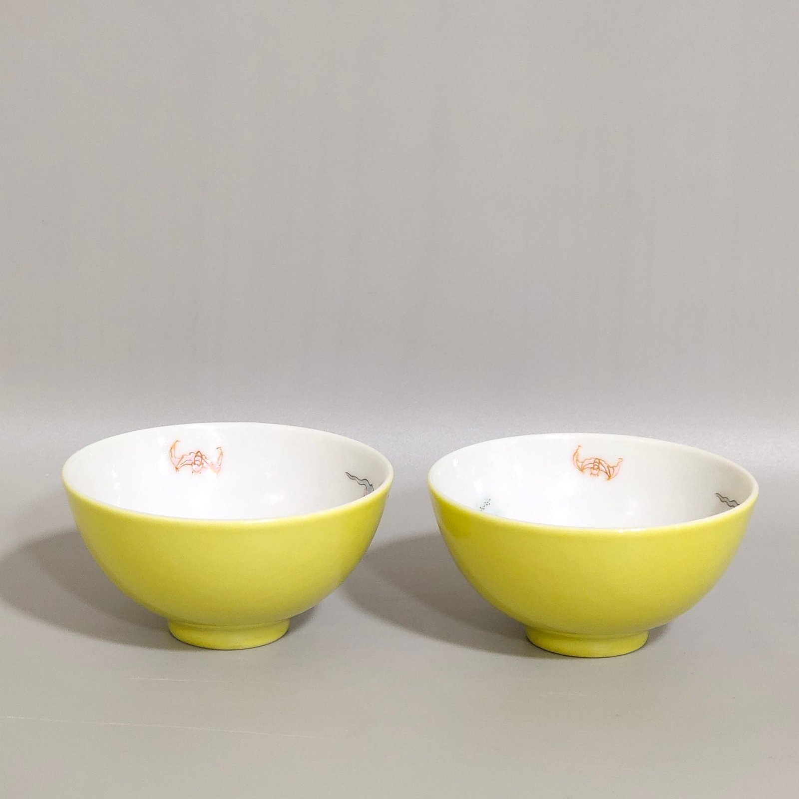 Qing Dynasty Yongzheng A lemon yellow glaze cup with characters and stories inside
