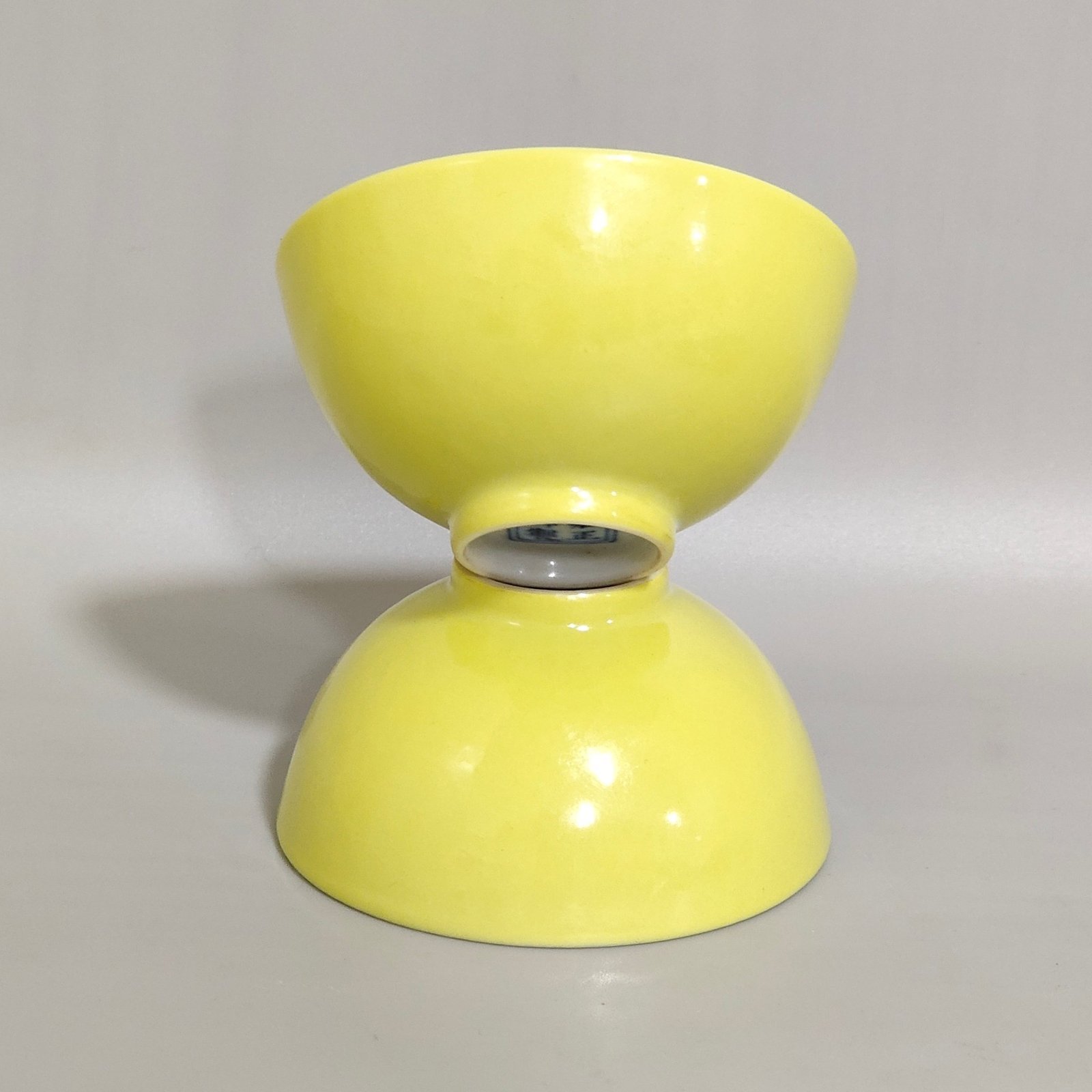 Qing Dynasty Yongzheng A lemon yellow glaze cup with characters and stories inside
