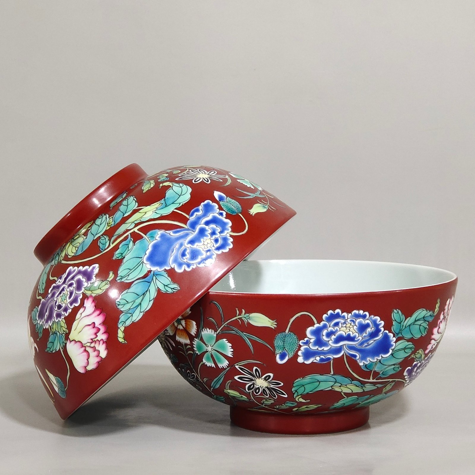 Qing Dynasty Yongzheng imperial bowl with foreign color coral and red ground