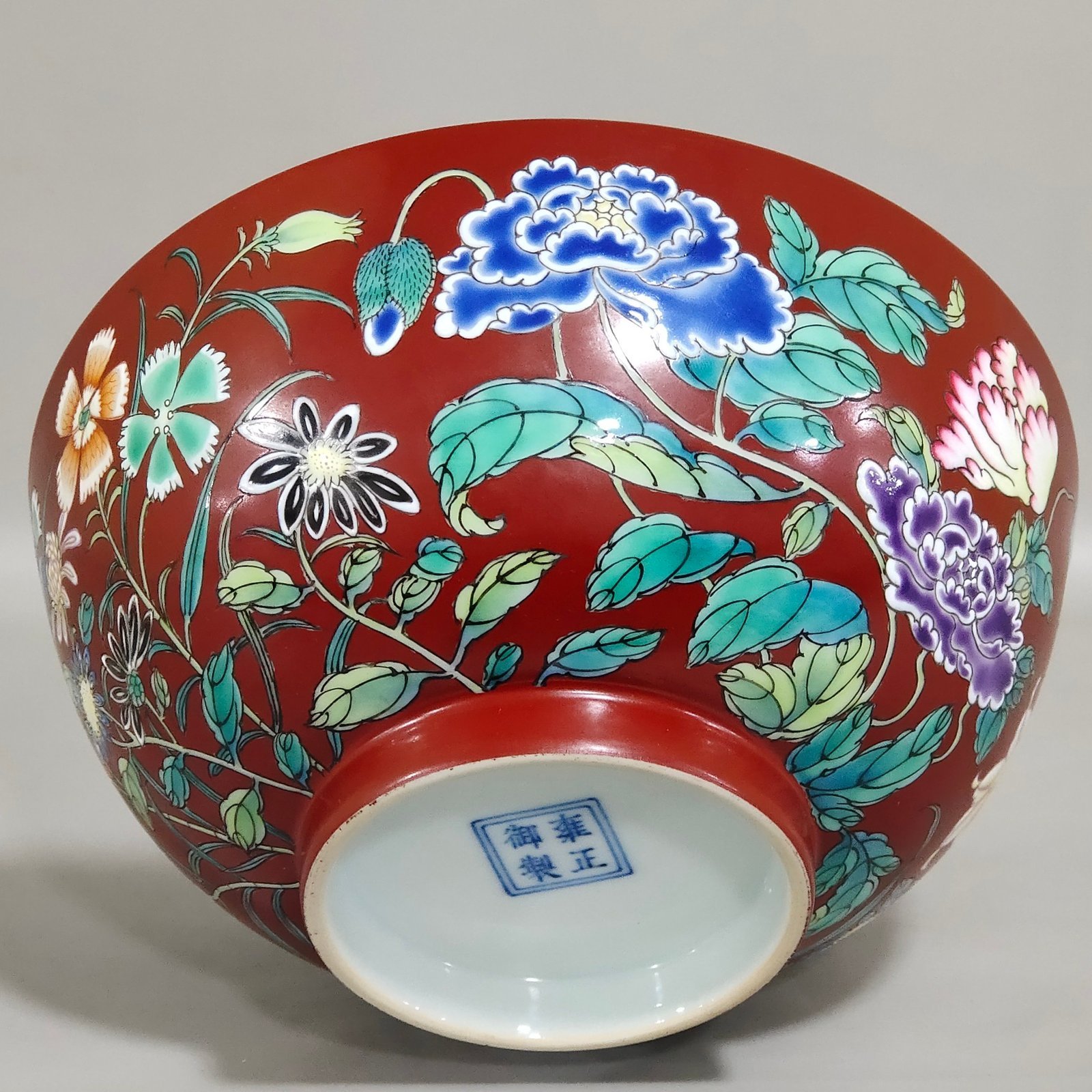 Qing Dynasty Yongzheng imperial bowl with foreign color coral and red ground