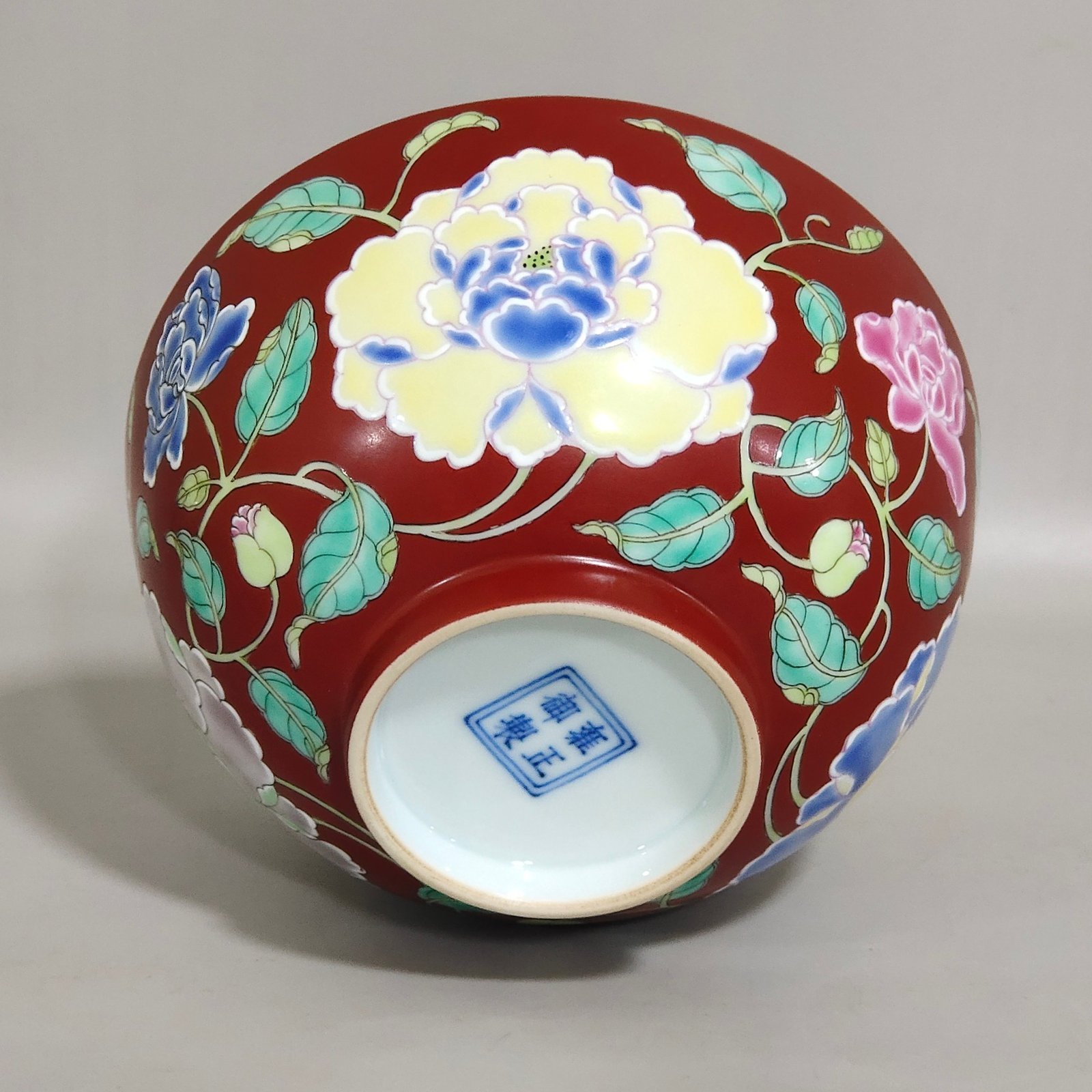 Qing Dynasty Yongzheng Coral red flower bowl