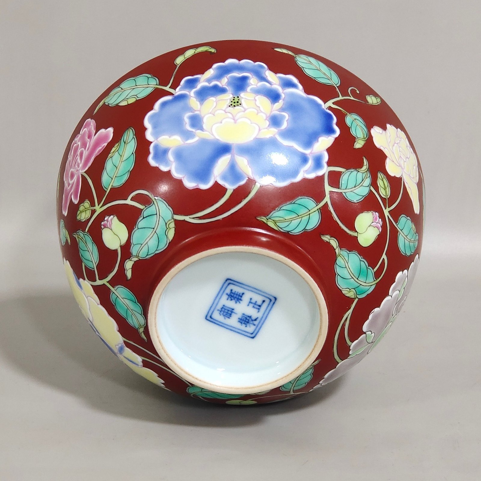 Qing Dynasty Yongzheng Coral red flower bowl