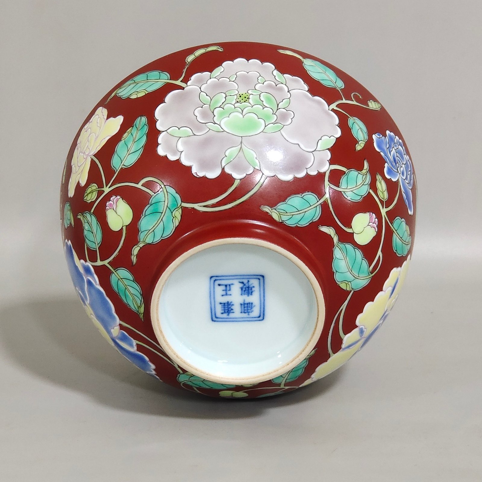 Qing Dynasty Yongzheng Coral red flower bowl