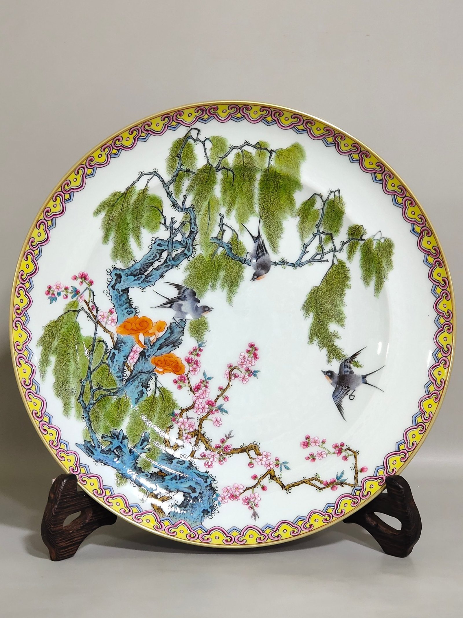 Qing Dynasty Yongzheng enamel colored rouge red willow swallow dish