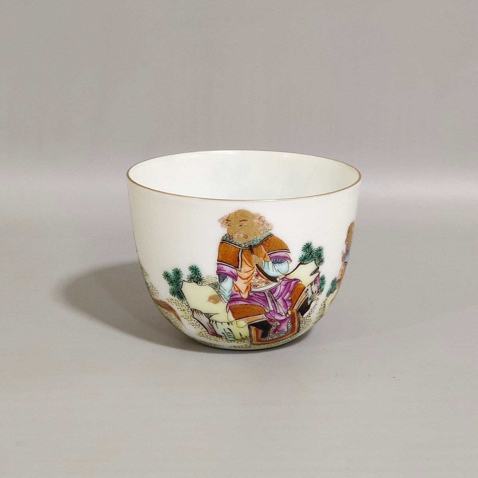Qing Dynasty Yongzheng A thin cup with a picture of Ziweixing Jun training animals