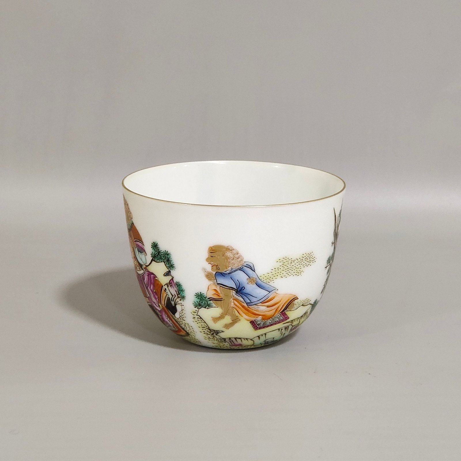 Qing Dynasty Yongzheng A thin cup with a picture of Ziweixing Jun training animals