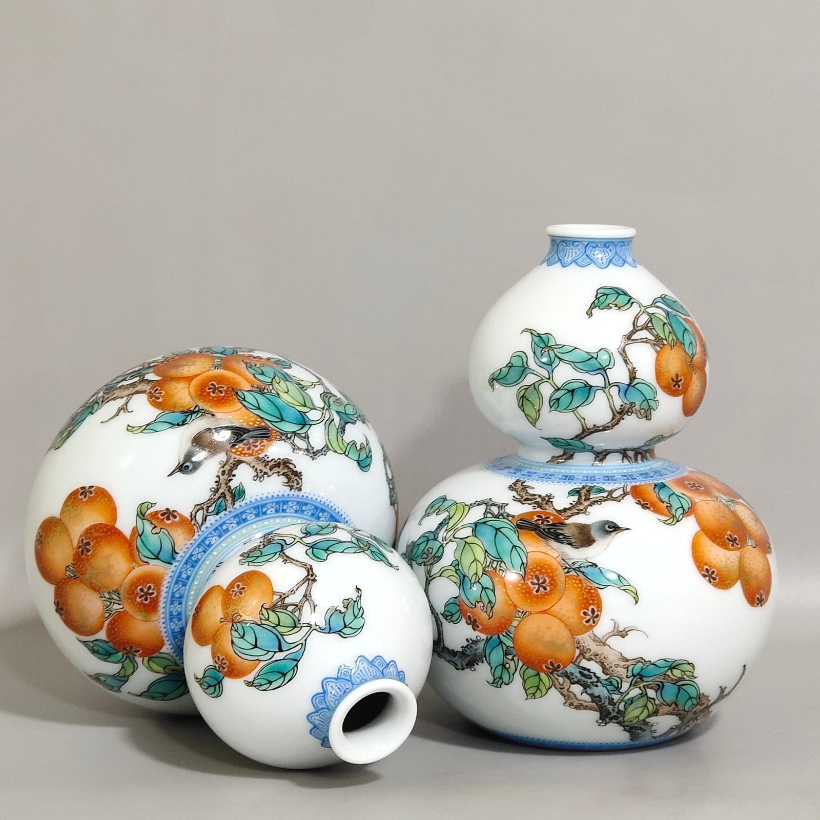 Qing Dynasty Yongzheng A green edged gourd vase with persimmons flowers and birds