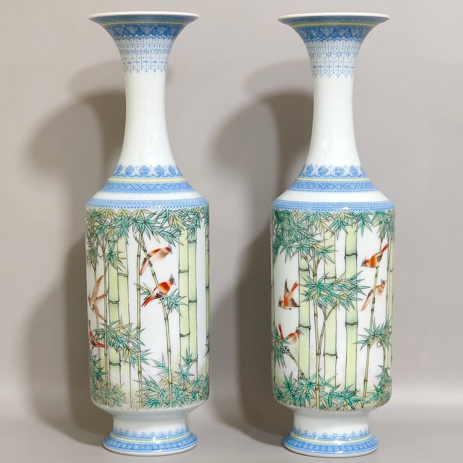 Qing Dynasty Yongzheng A green edged bamboo bird vase