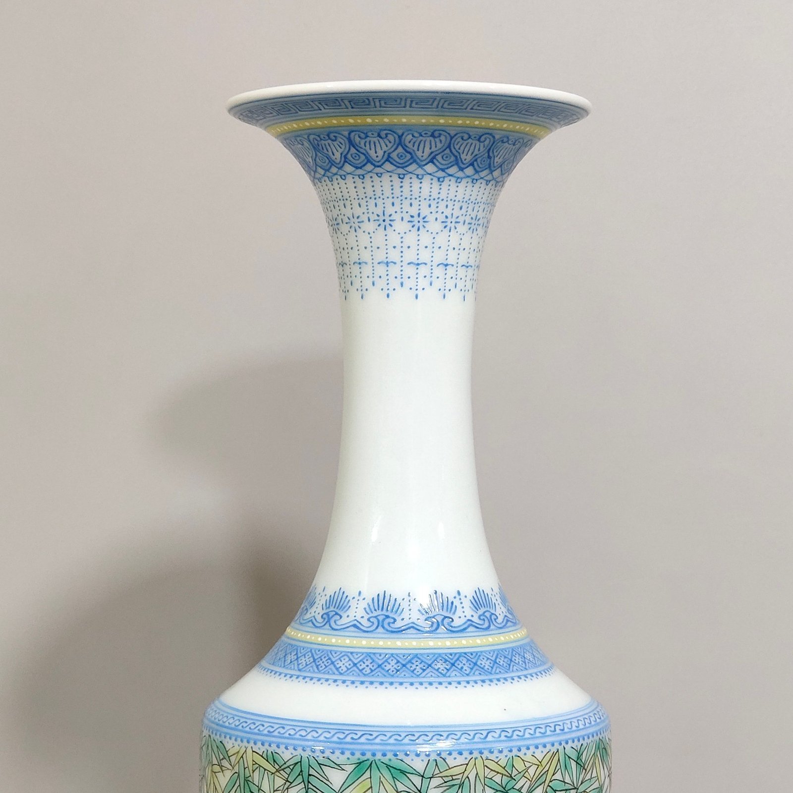 Qing Dynasty Yongzheng A green edged bamboo bird vase
