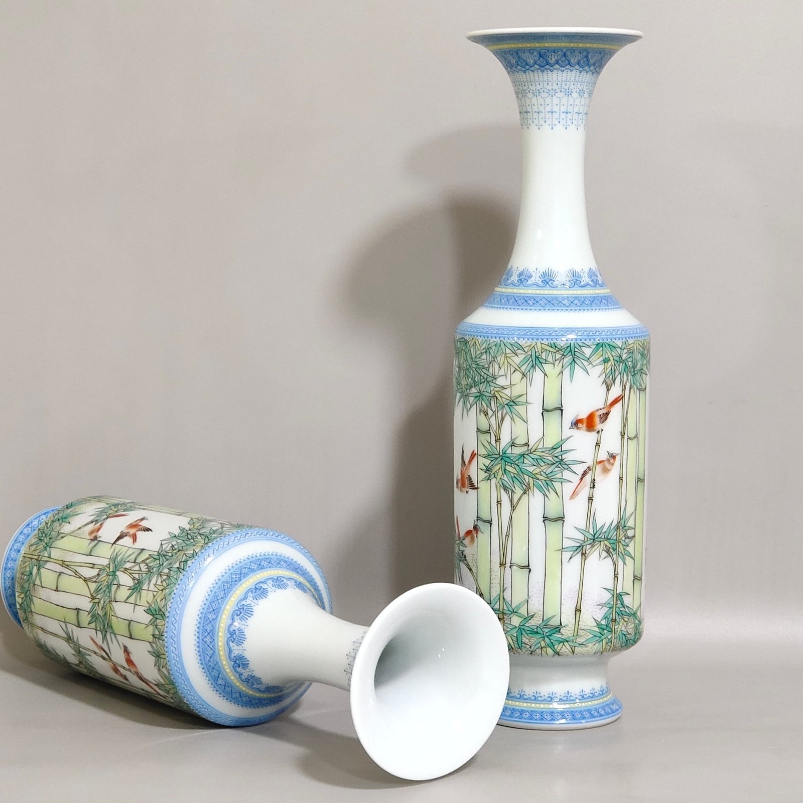 Qing Dynasty Yongzheng A green edged bamboo bird vase