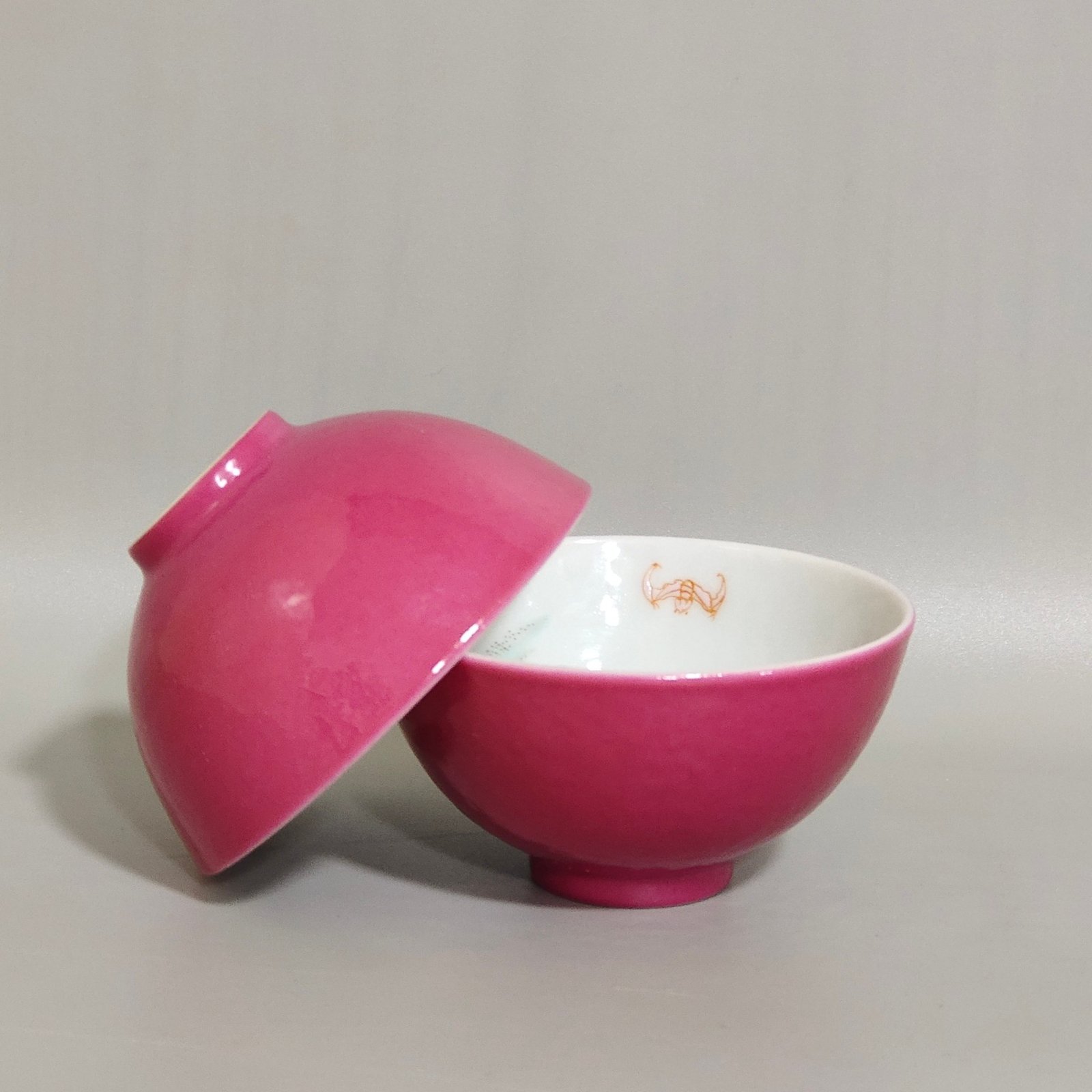 Qing Dynasty Yongzheng Carmine red painted character story cup