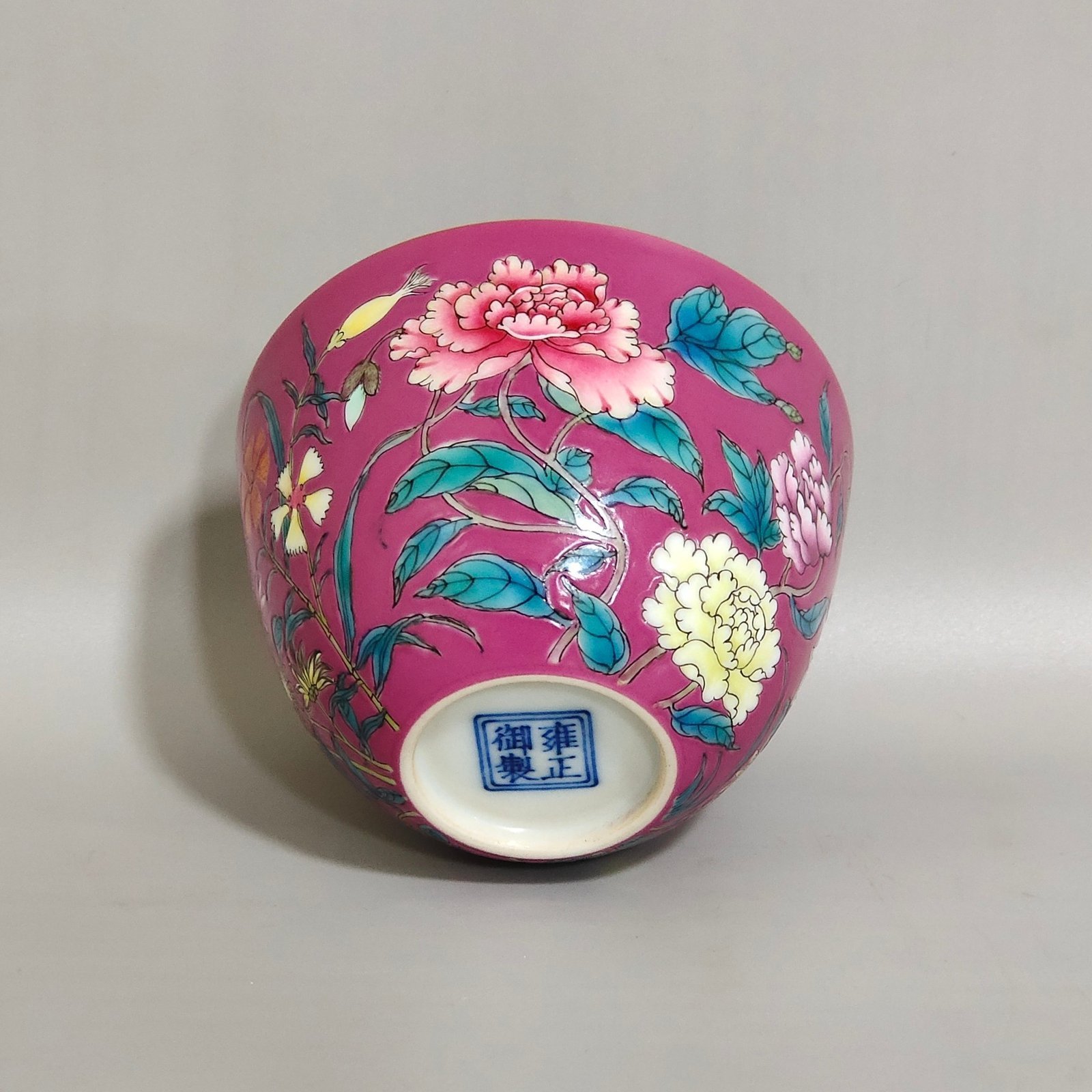 Qing Dynasty Yongzheng Carmine red flower pattern cup